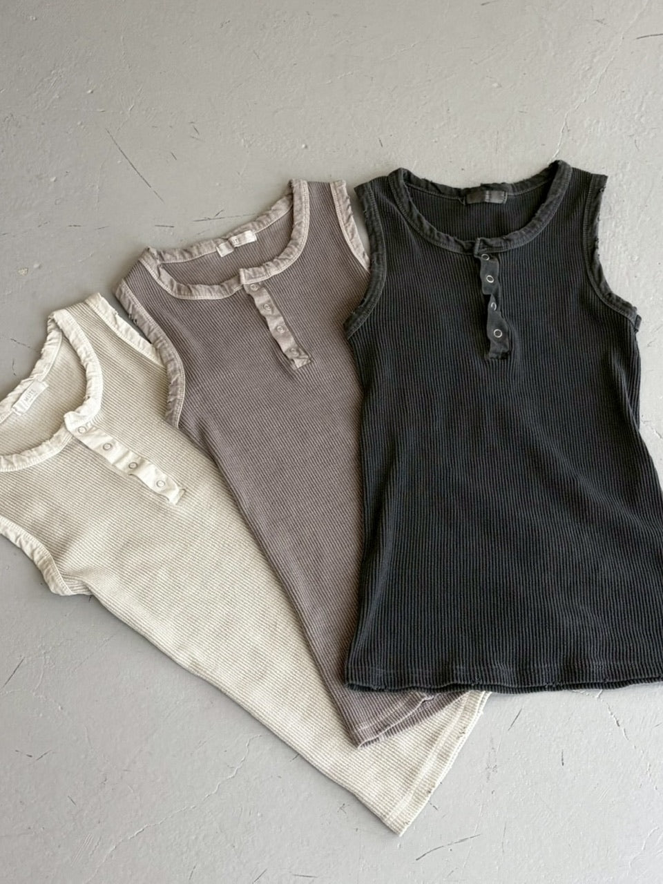 受注制【LUV CODE】pigment rib henley neck sleevesless (3color)