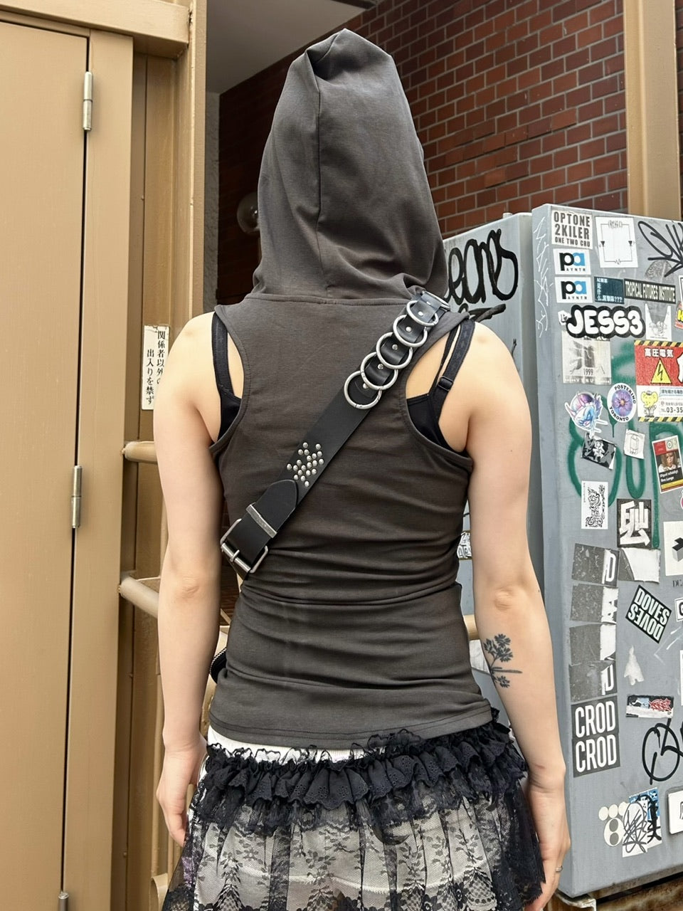 国際配送【Never mind the XU】drape eyelet hoodie tank(2color)