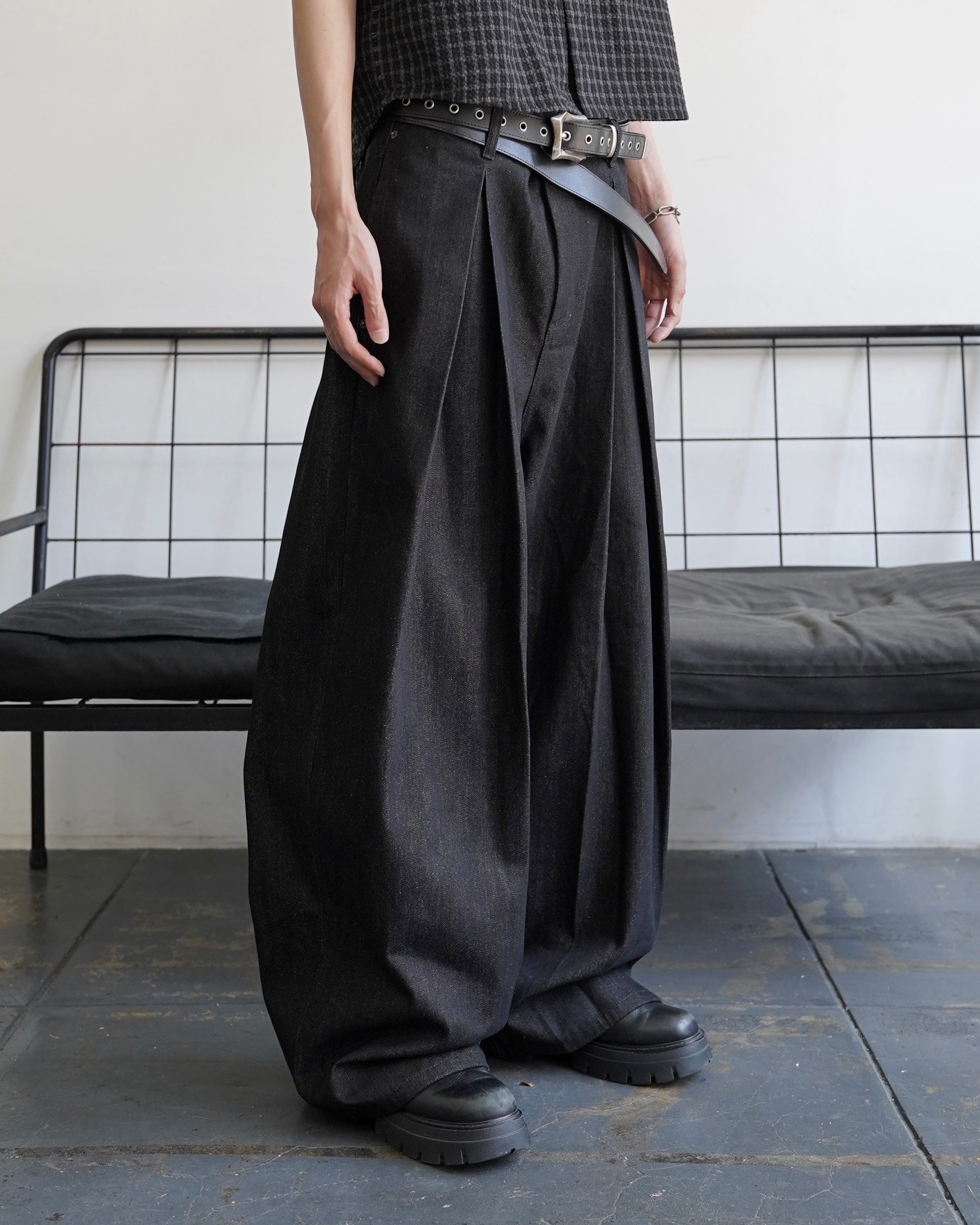 5/23 20:00発売【CHIKASHITSU PLUS HIGH】Deep tuck raw denim pants