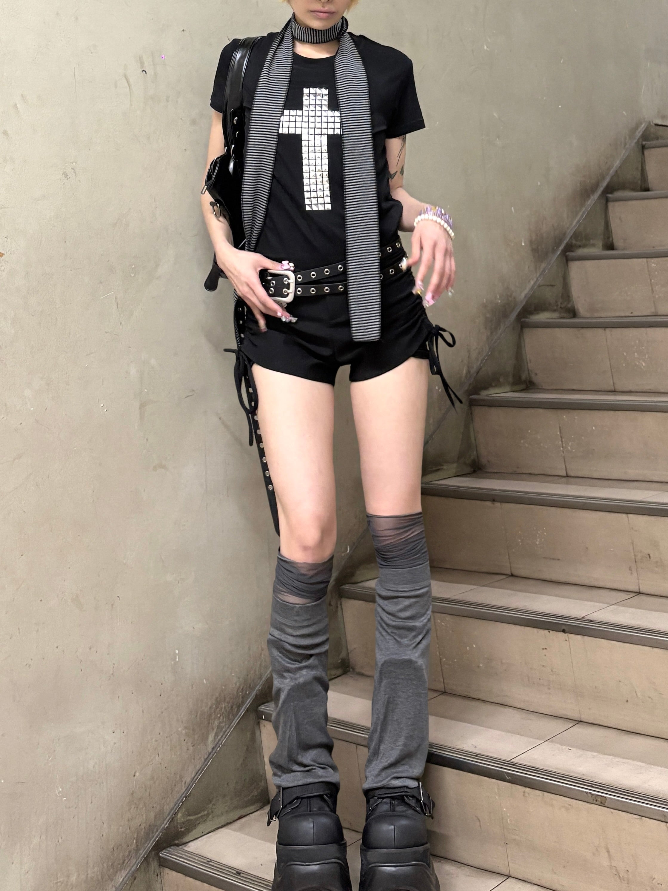 受注制【Never mind the XU】cross studs crop tee (2color)