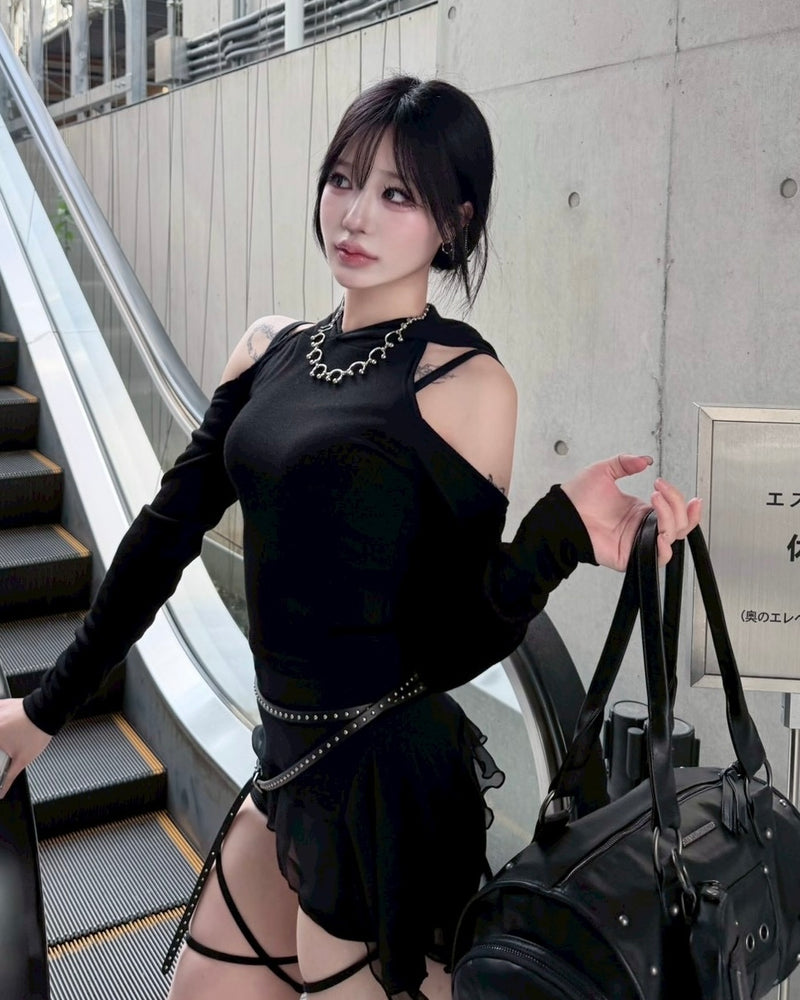 受注制【nmtc+】asymmetry wave strap camisole (2color)