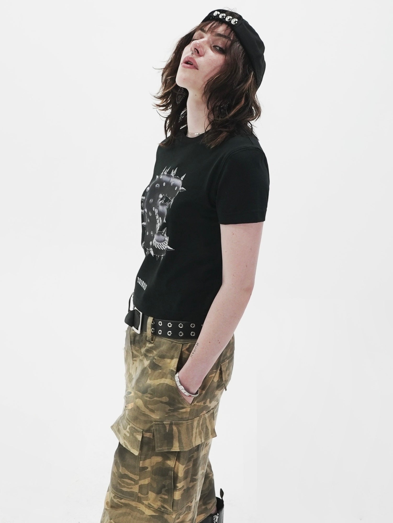 【E RIN AI E】STUD BOLD E CROP SHORT SLEEVE T