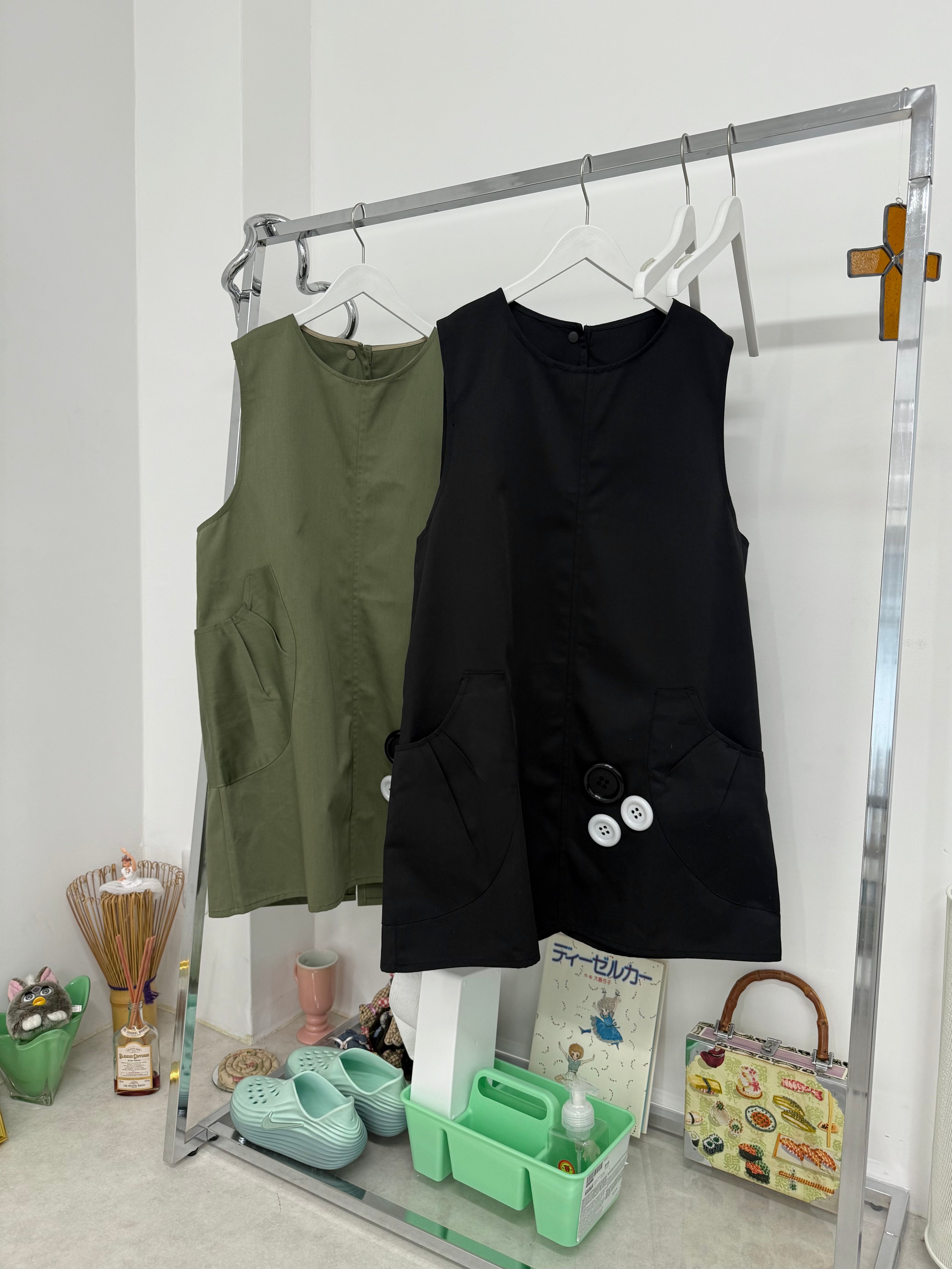 国際配送【Nerd out XU】big button jumper drsess (2color) / 【ナードアウトエックスユー】ビッグボタンジャンパードレス