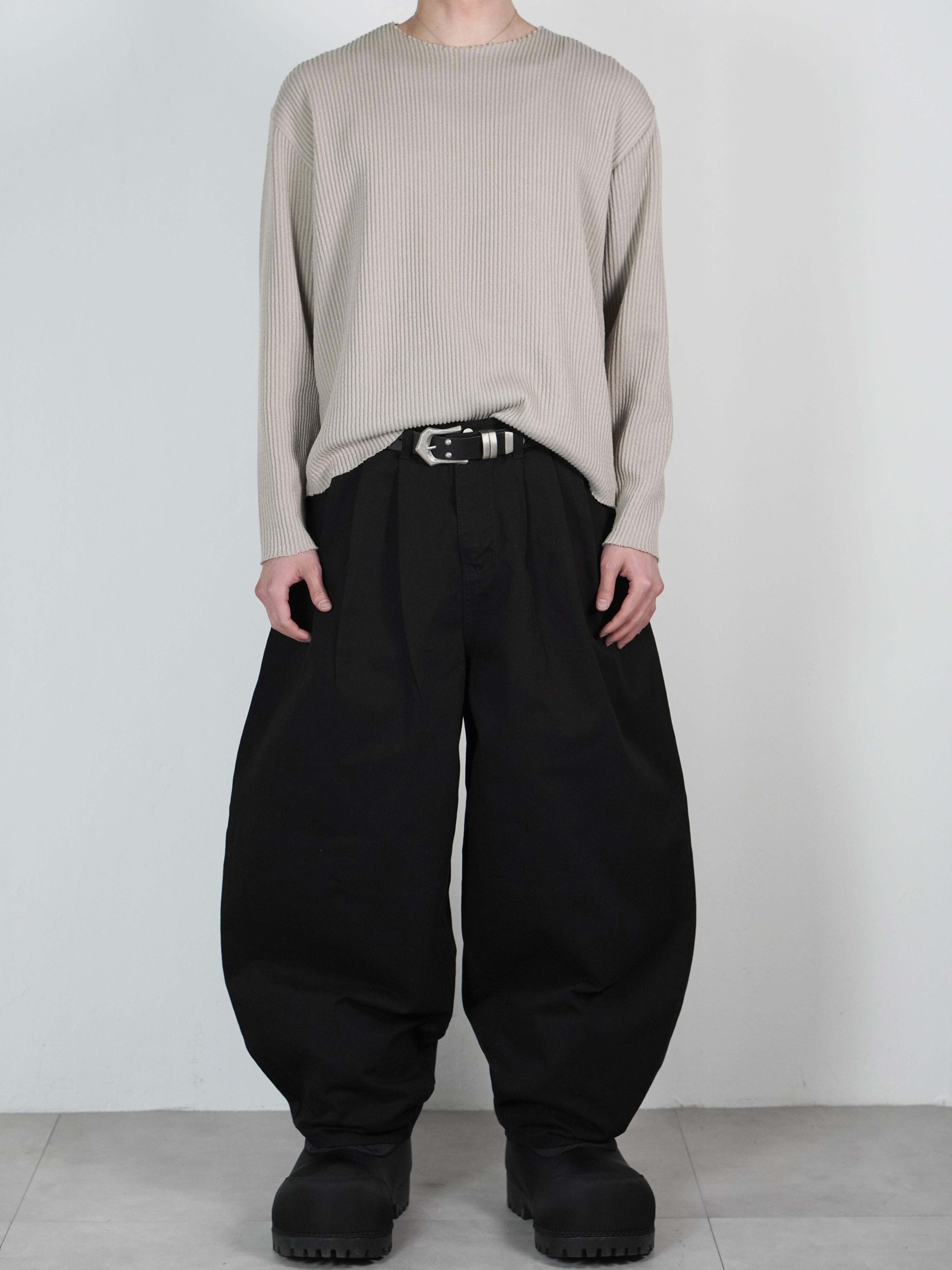 受注制【Chikashitsu +】three pleats chino wide pants