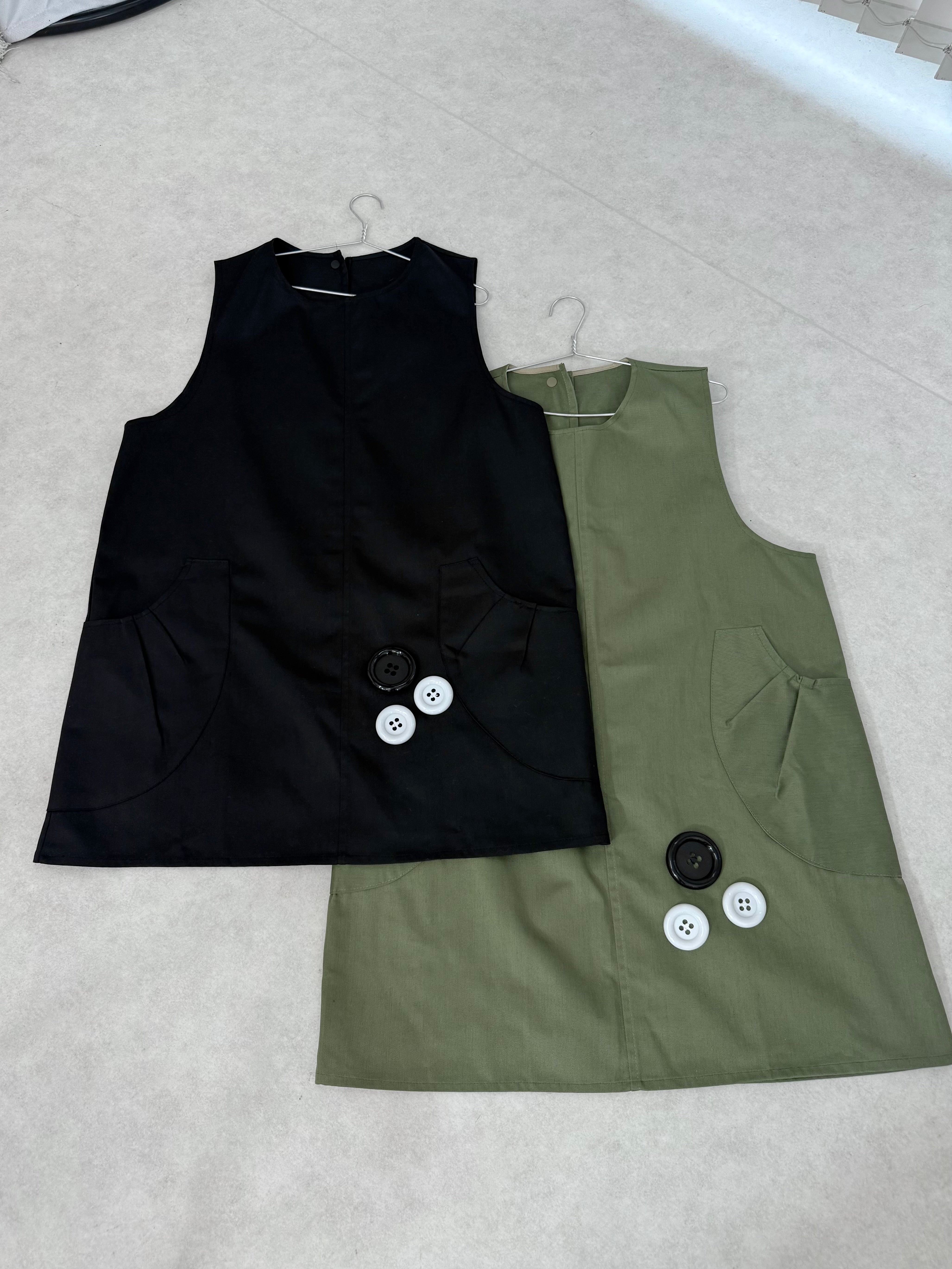 国際配送【Nerd out XU】big button jumper drsess (2color) / 【ナードアウトエックスユー】ビッグボタンジャンパードレス