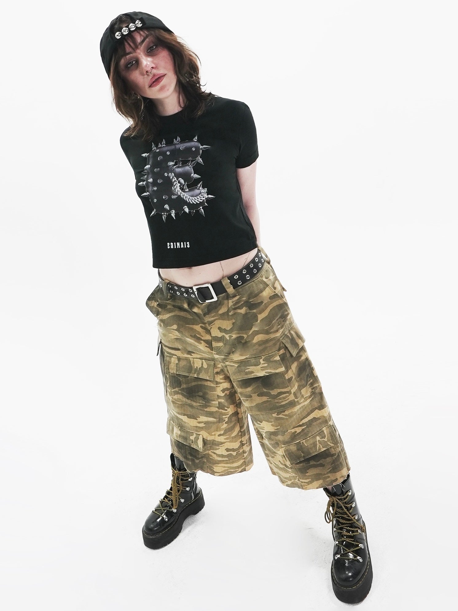【E RIN AI E】STUD BOLD E CROP SHORT SLEEVE T