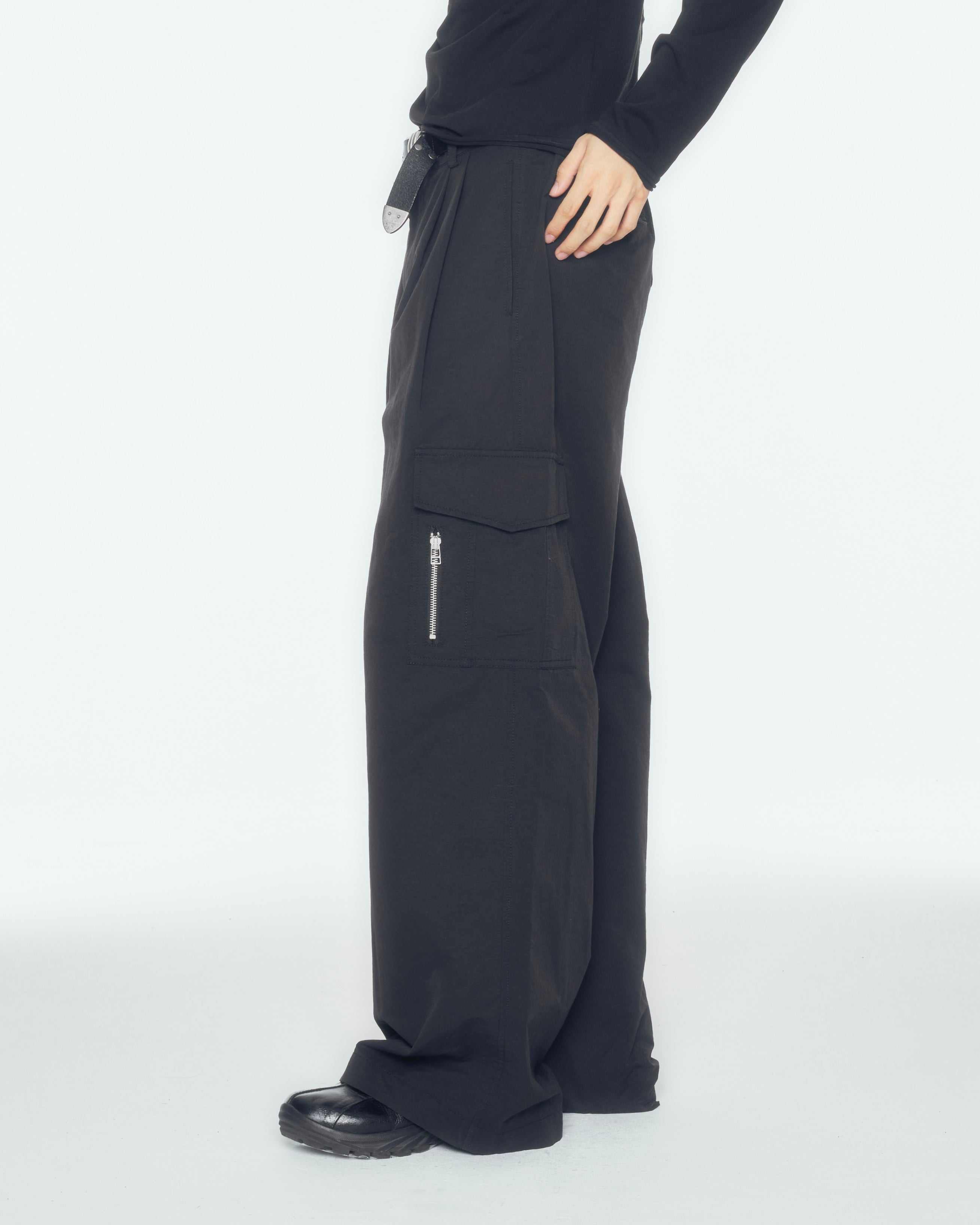 【CS】two tuck nylon cargo trousers