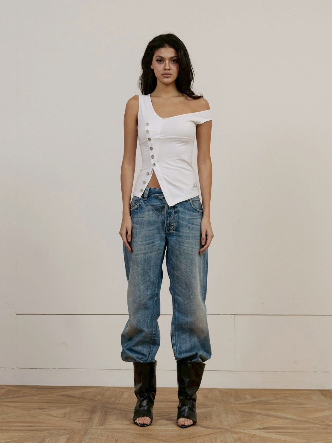 【EYEER】Script Logo Button One Shoulder Sleeveless