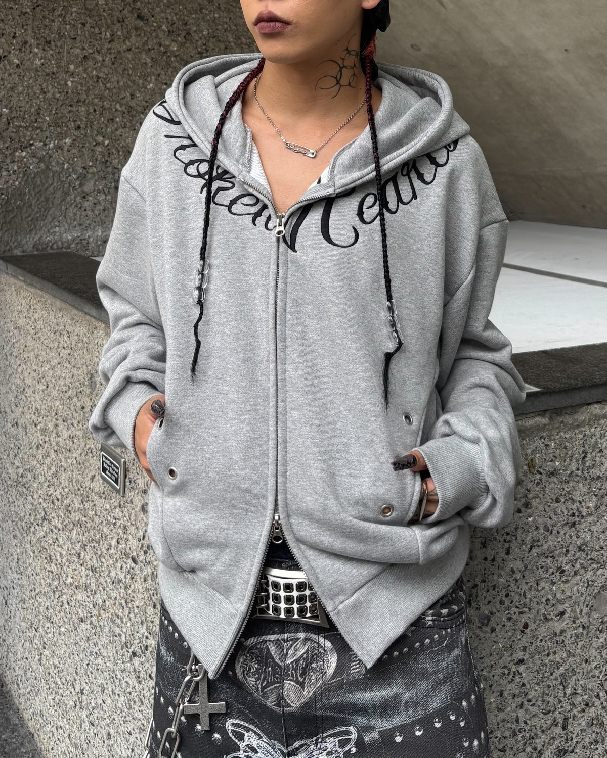 受注制【Never mind the XU】SCRIPT EYELET ZIP HOODIE (3color)
