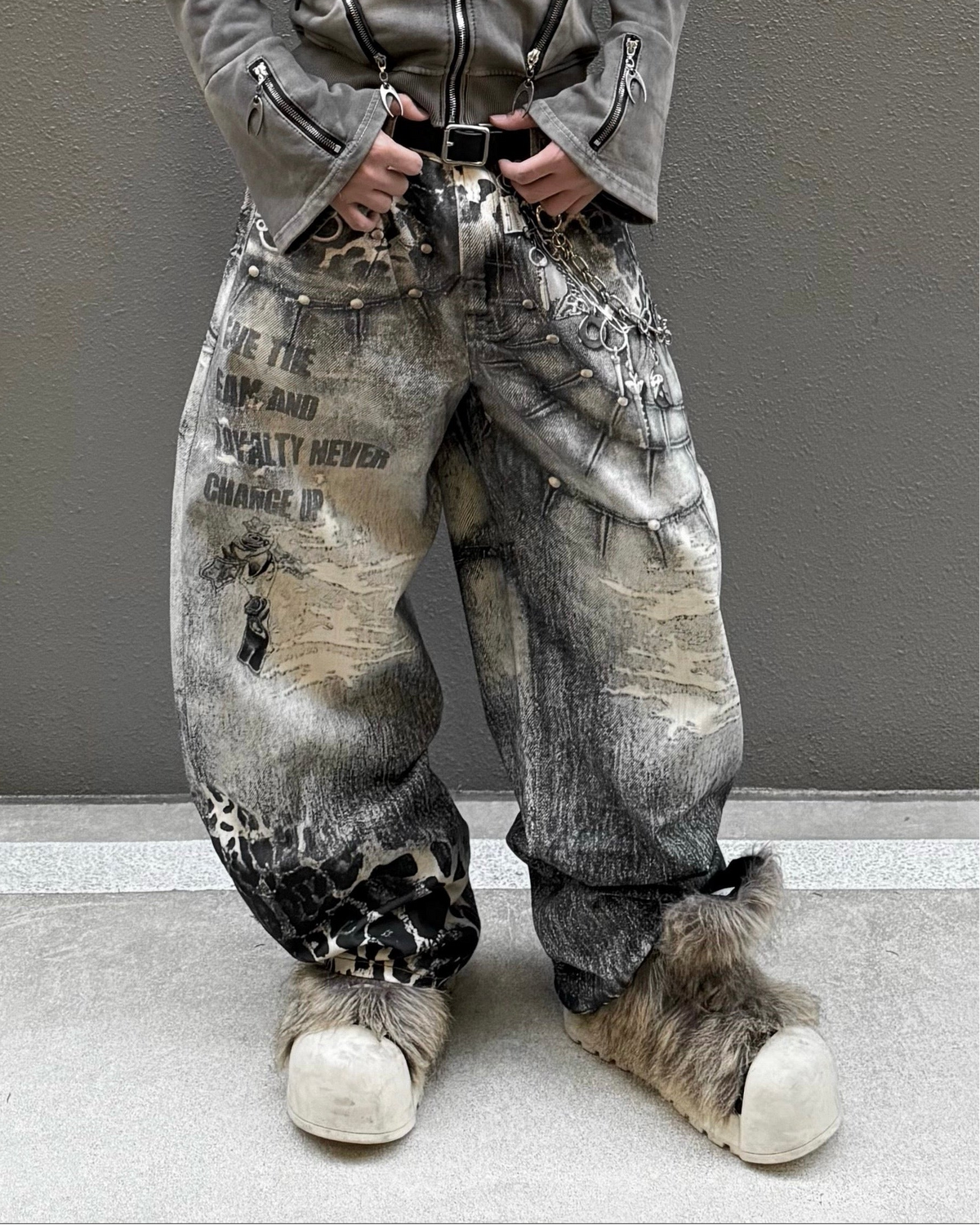 国際配送【Never mind the XU】Leopard graphic washed denim pants