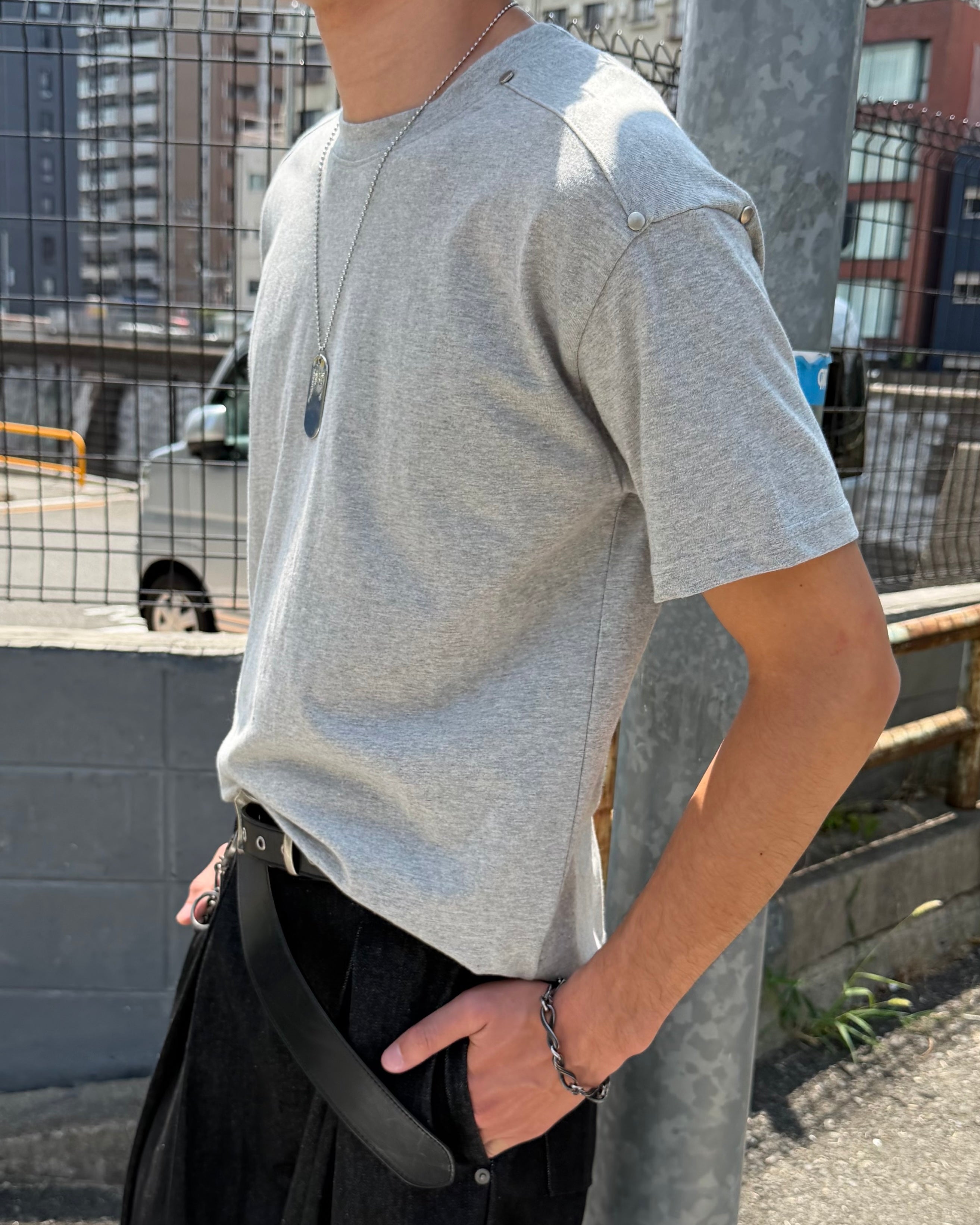 大阪店WEB限定受注制【Chikashitsu +】shoulder rivet t-shirt (3color)