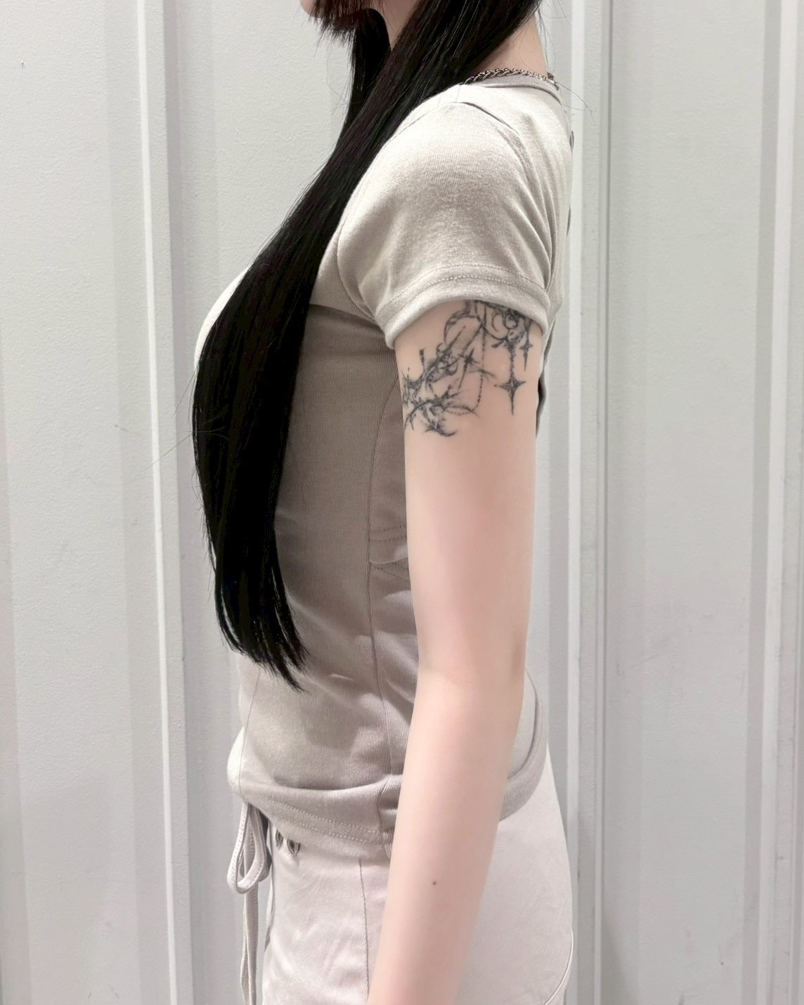 受注制【nmtc+】Back Button Slit U-Neck Tee (5color)