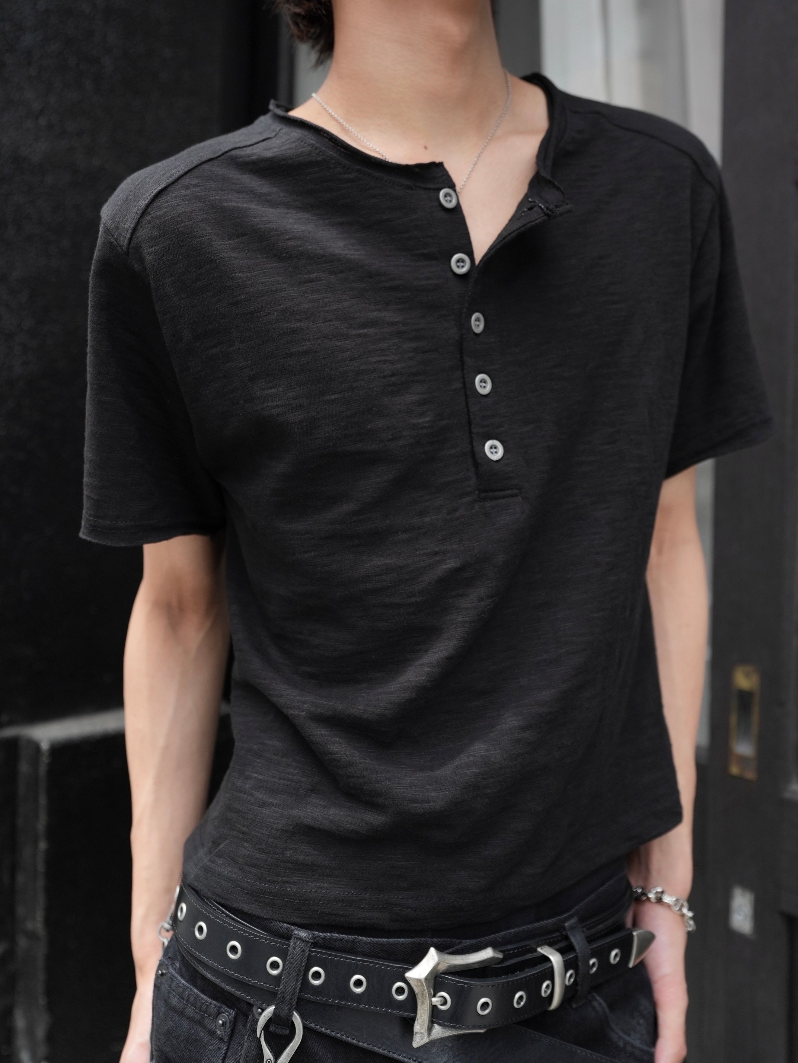 【CHIKASHITSU PLUS HIGH】Steel button short sleeve henley tee (2color)