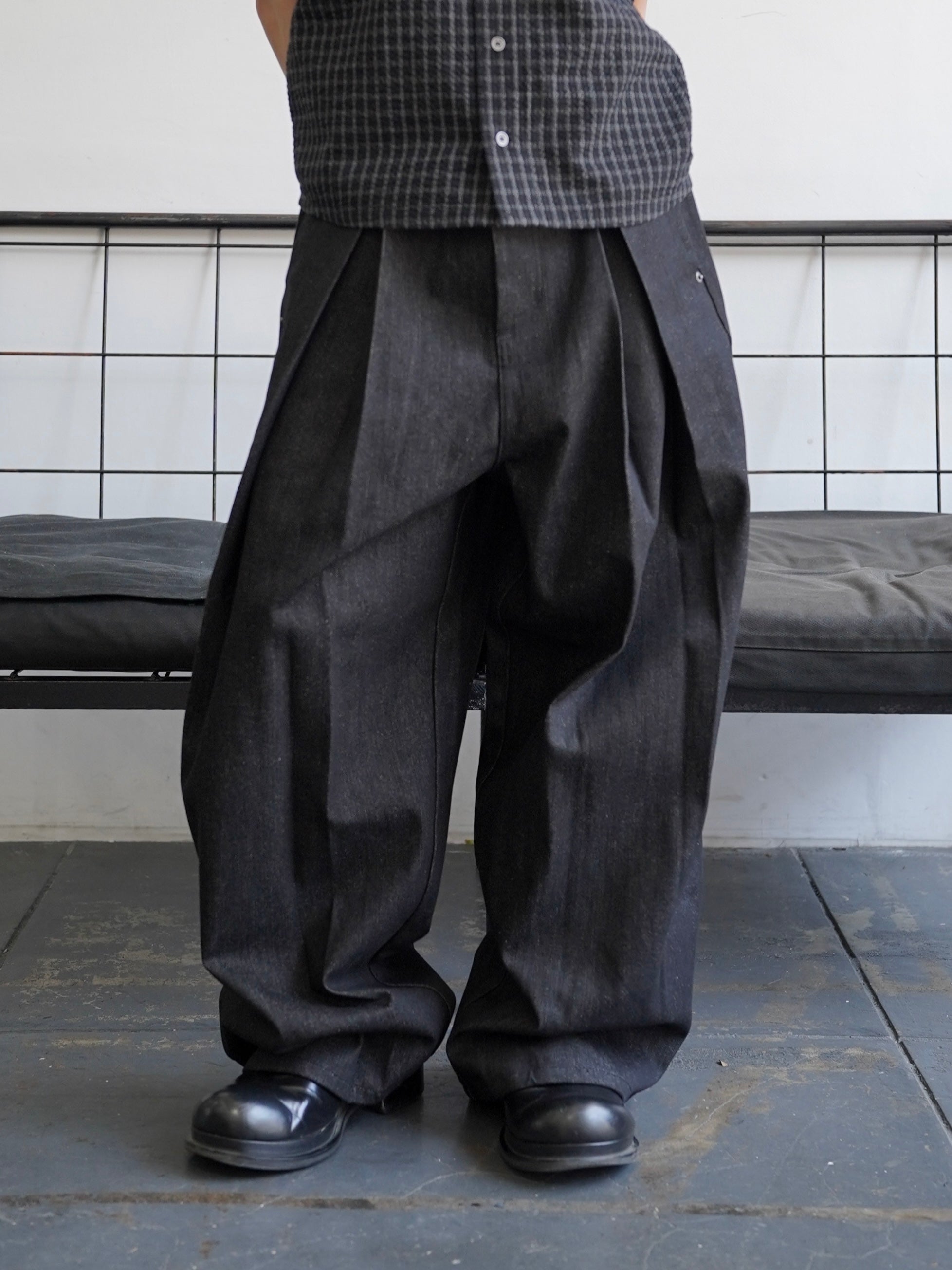 5/23 20:00発売【CHIKASHITSU PLUS HIGH】Deep tuck raw denim pants