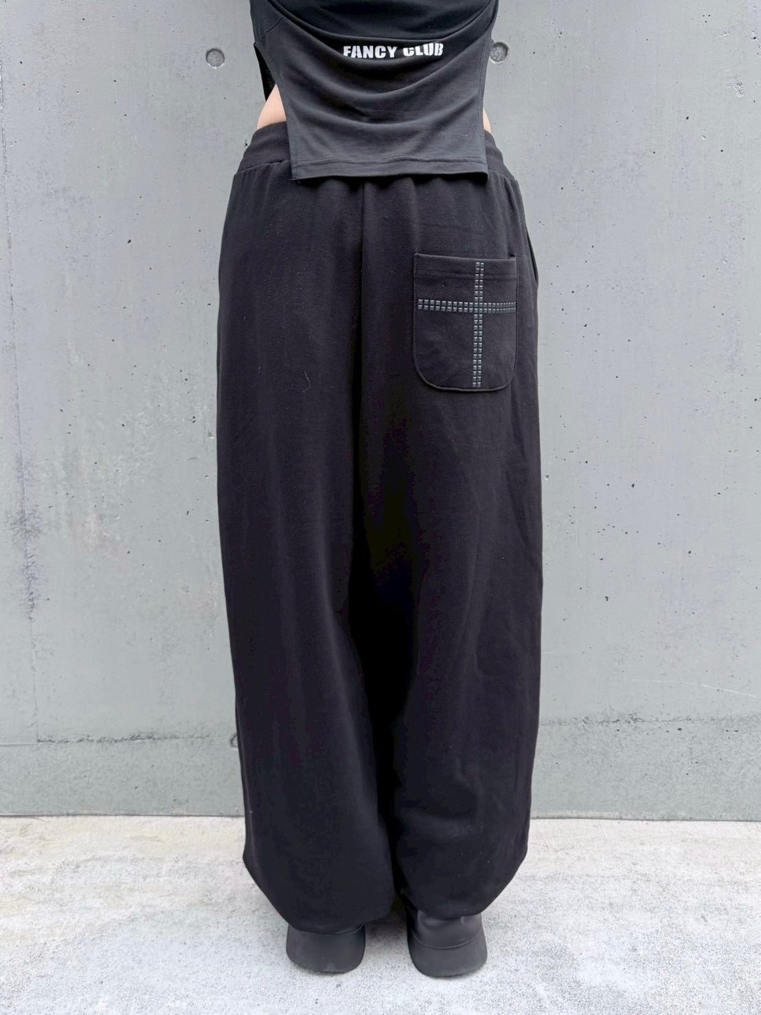受注制【nmtc+】cross studs sweat pants (2color)