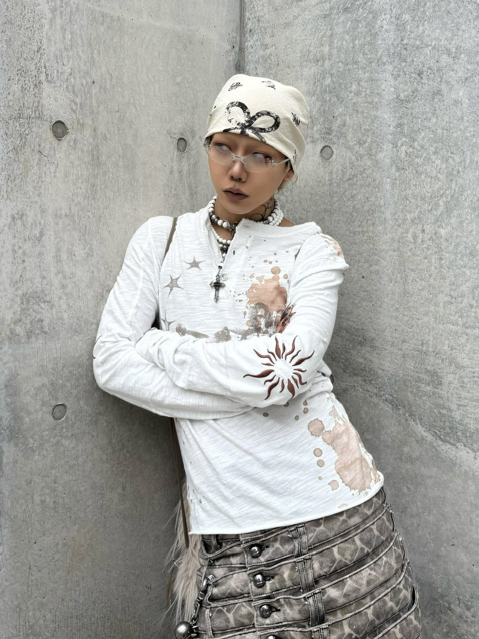 国際配送【Never mind the XU】paint graphic henley long sleeve
