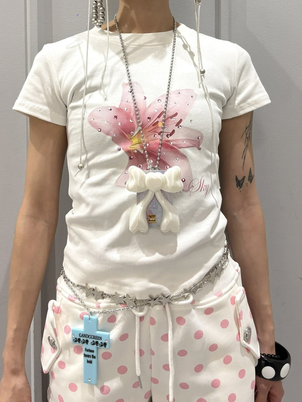 国際配送【Never mind the XU】flower rhinestone tee (3color)