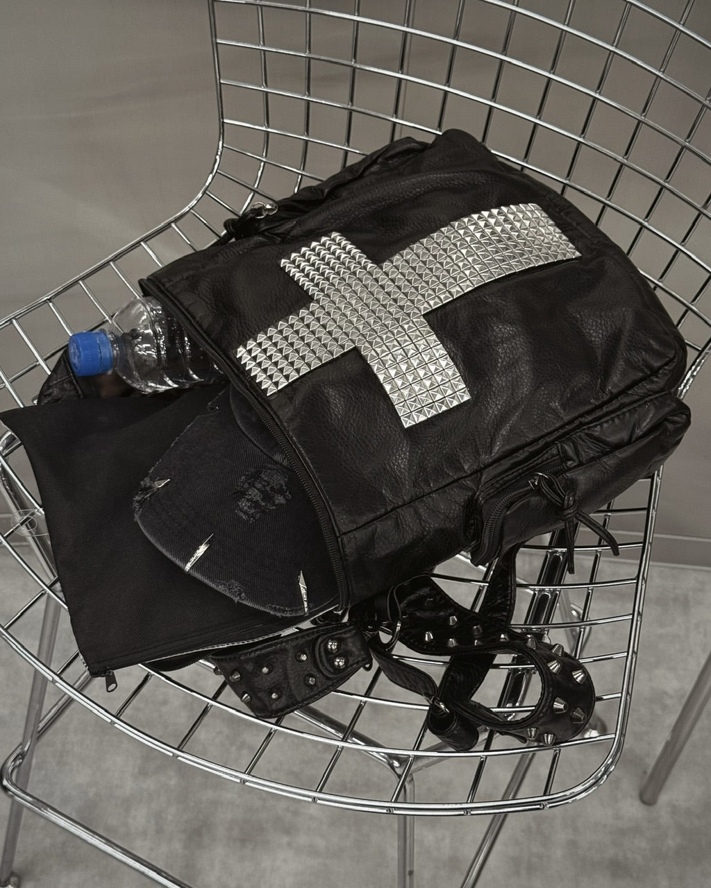 国際配送【Never mind the XU】STUDDED CROSS 2WAY BACKPACK