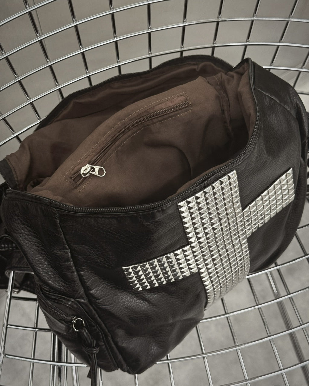 国際配送【Never mind the XU】STUDDED CROSS 2WAY BACKPACK