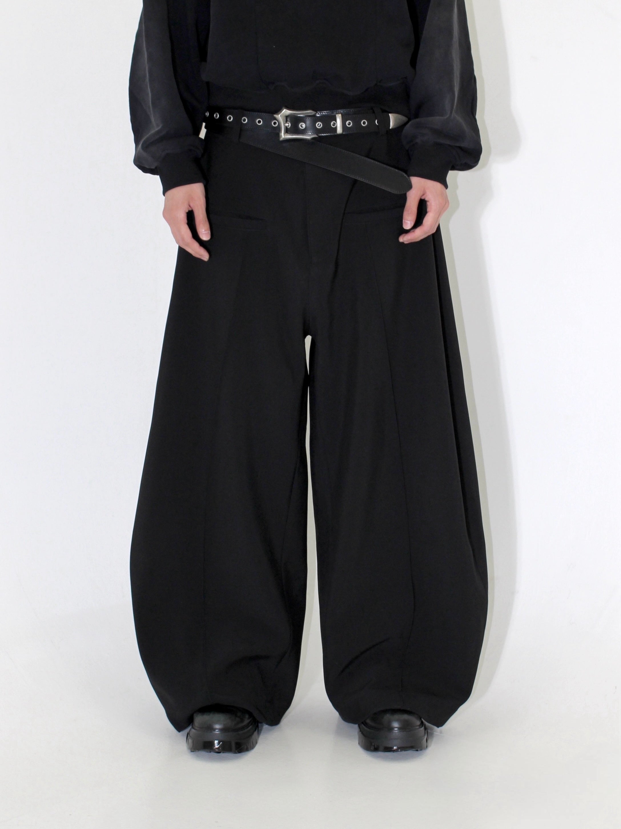 【CHIKASHITSU PLUS HIGH】Urban drape curve slacks