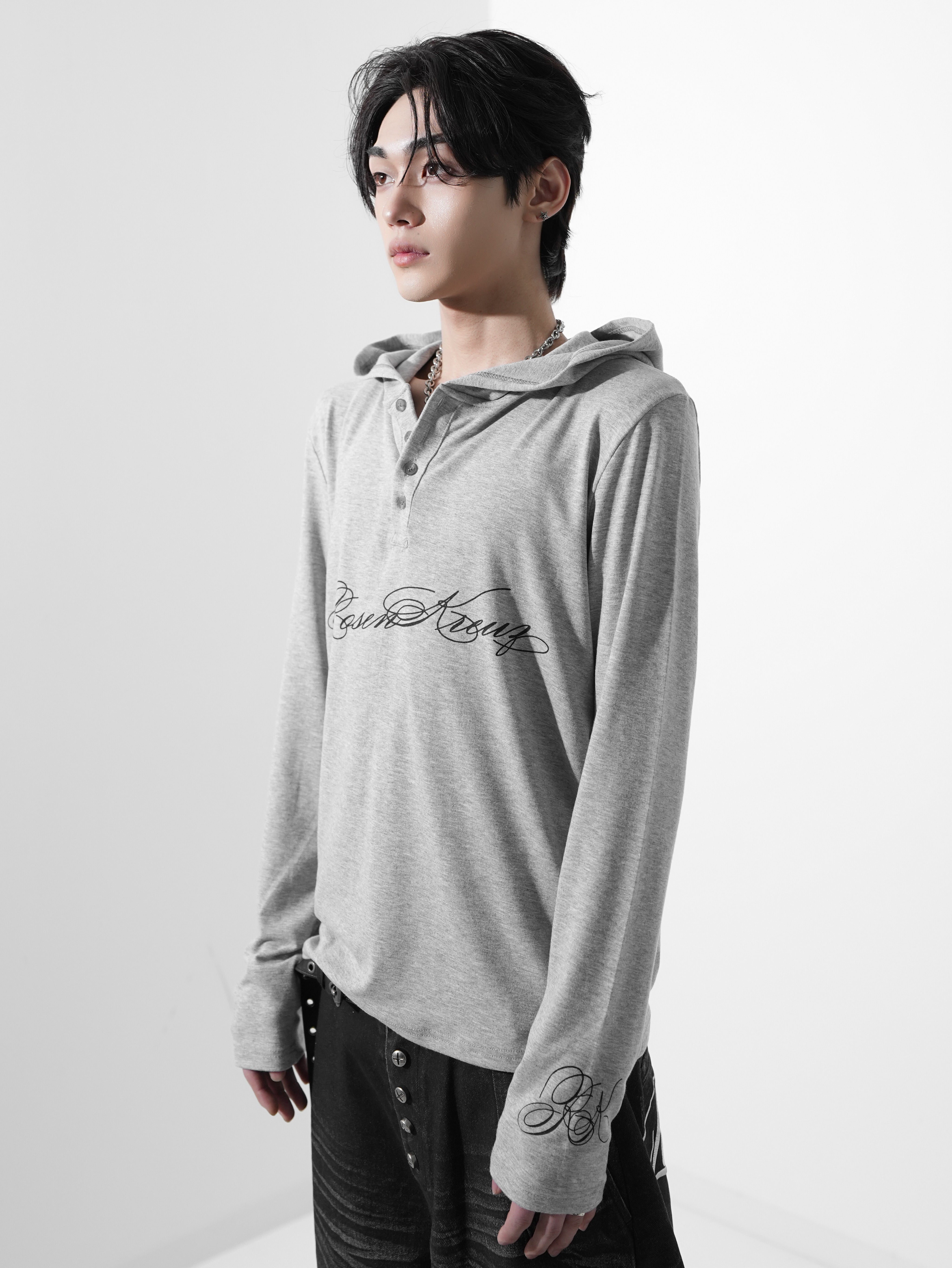 【Rosen Kreuz】SCRIPT LOGO HENLEY HOODIE