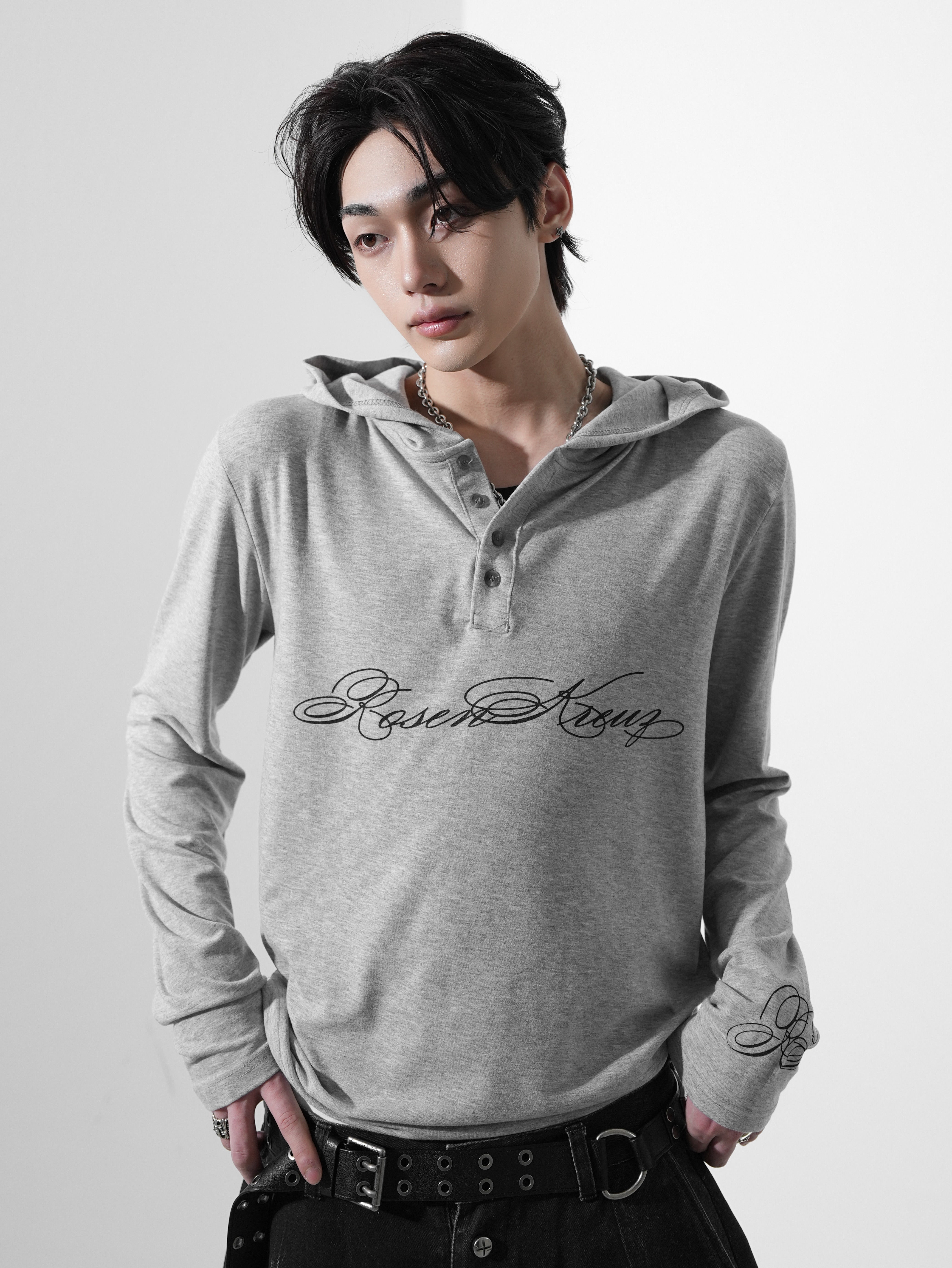 【Rosen Kreuz】SCRIPT LOGO HENLEY HOODIE