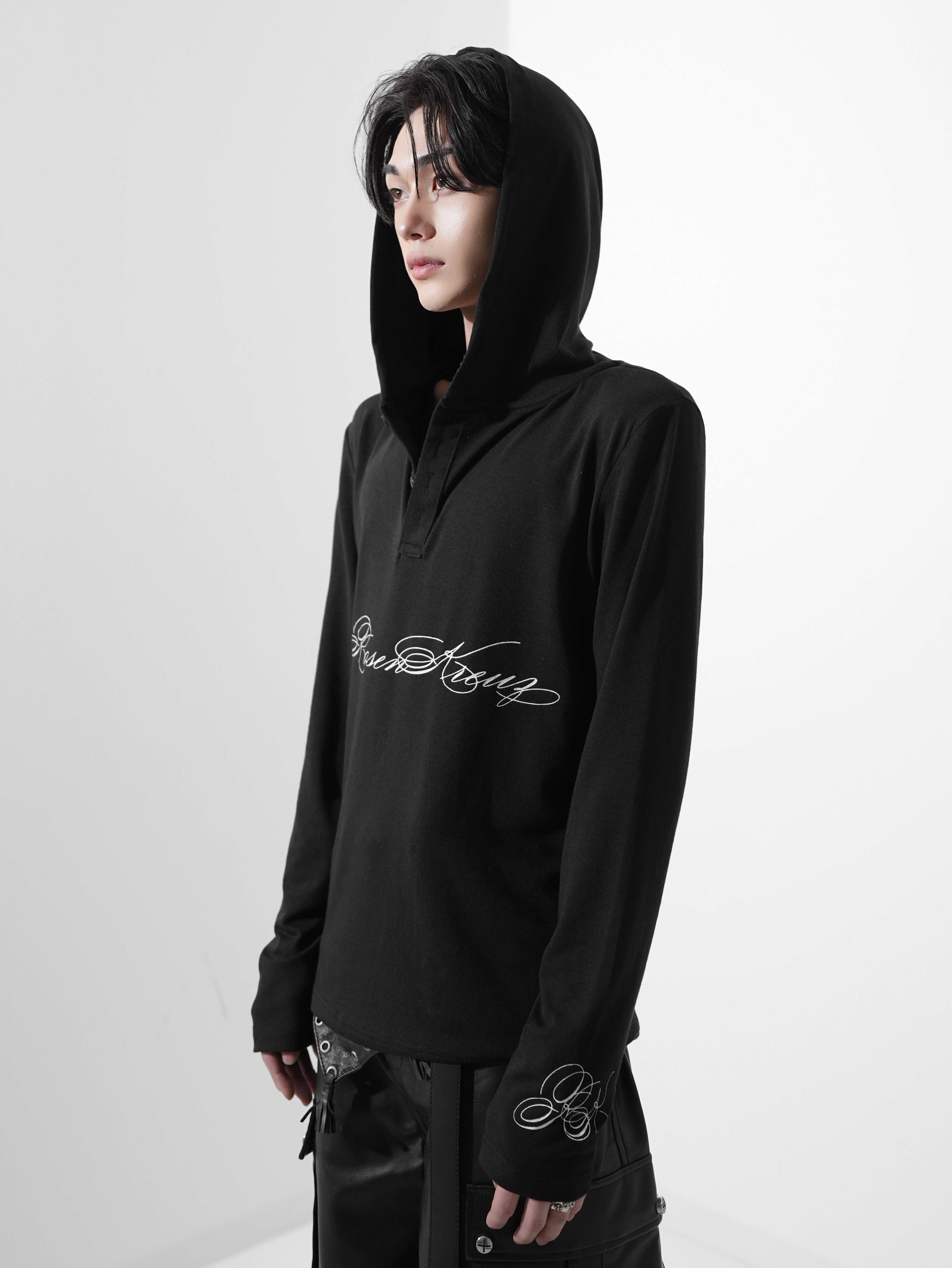 【Rosen Kreuz】SCRIPT LOGO HENLEY HOODIE