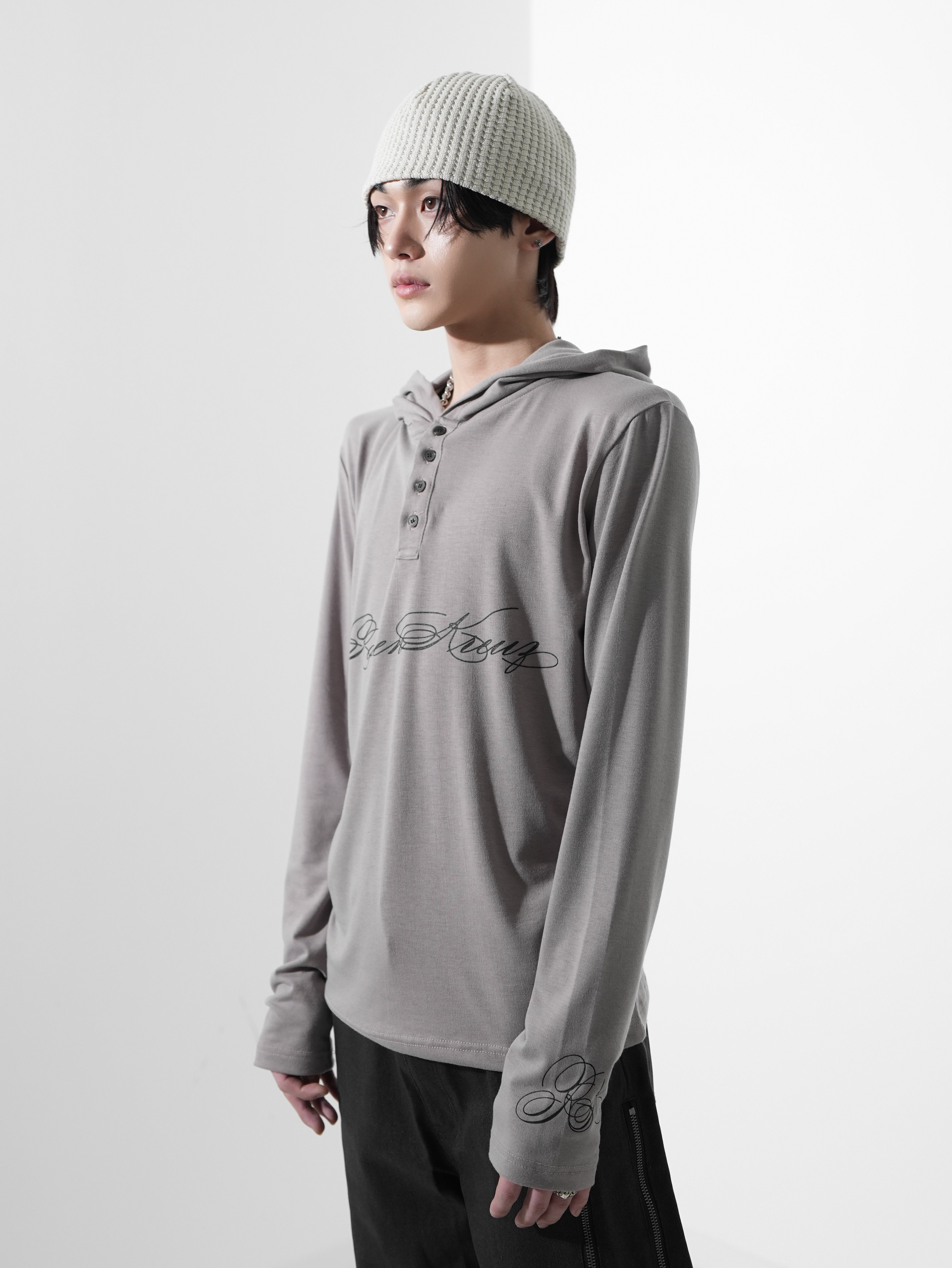 【Rosen Kreuz】SCRIPT LOGO HENLEY HOODIE