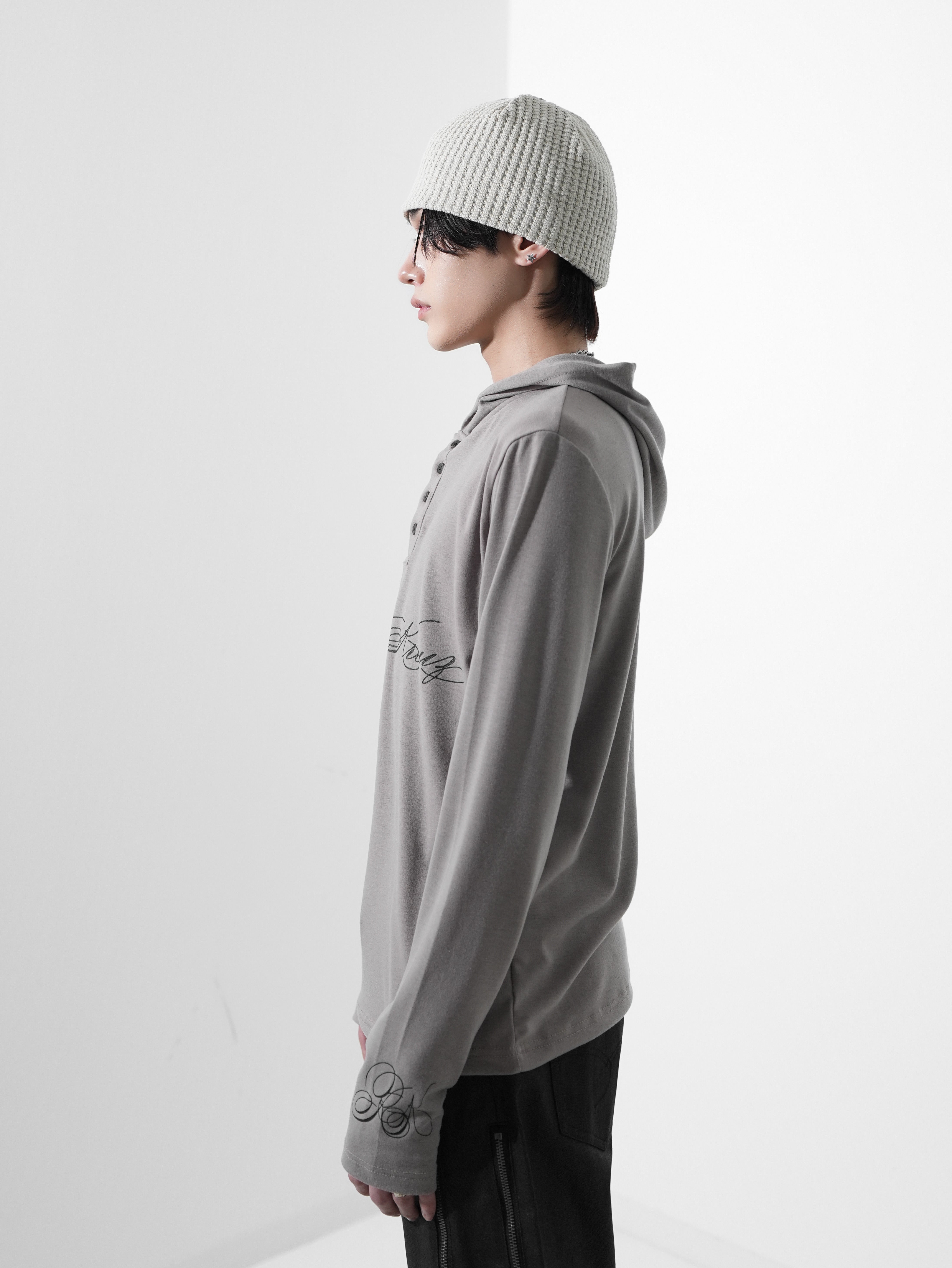 【Rosen Kreuz】SCRIPT LOGO HENLEY HOODIE