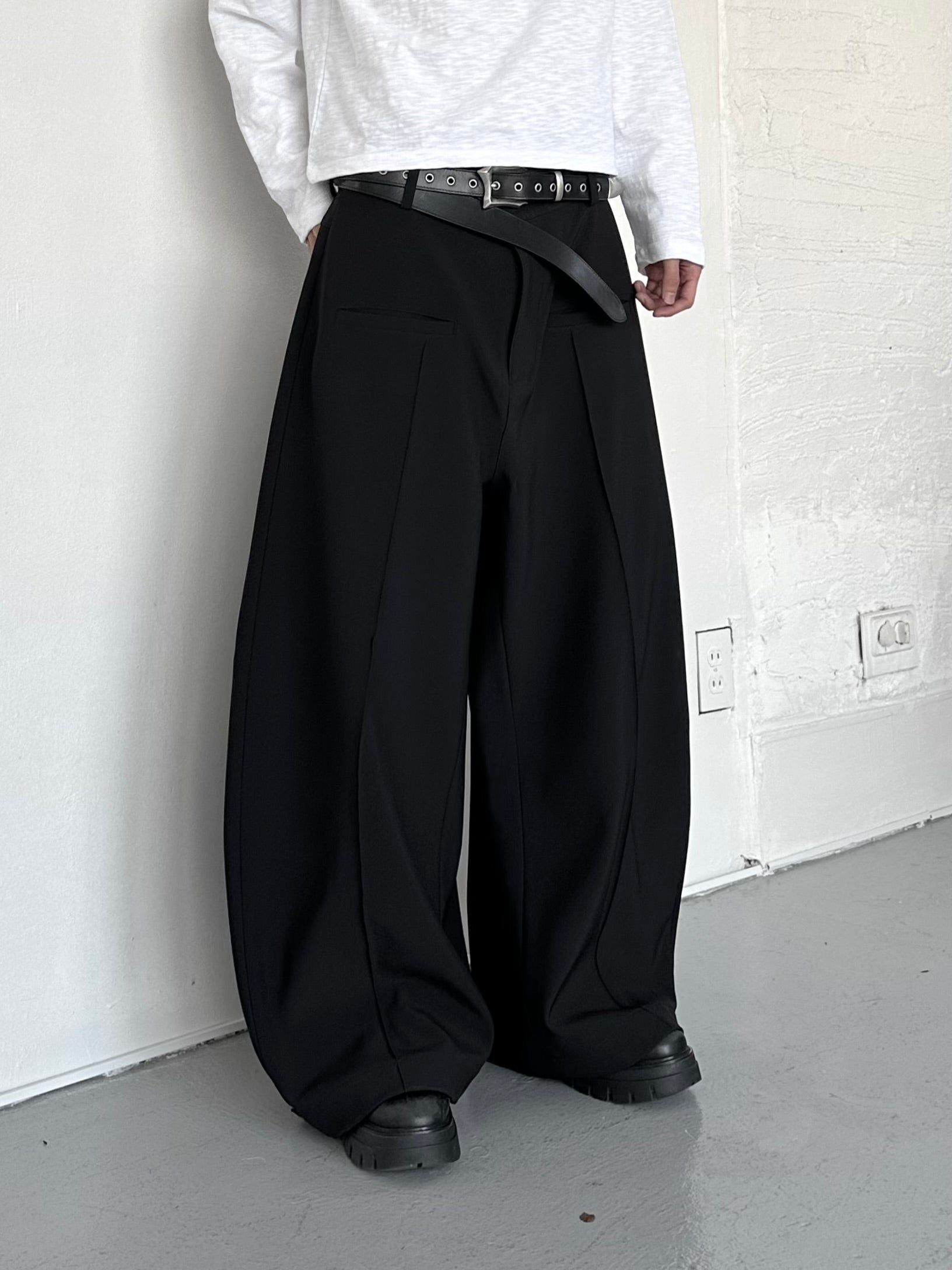 【CHIKASHITSU PLUS HIGH】Urban drape curve slacks