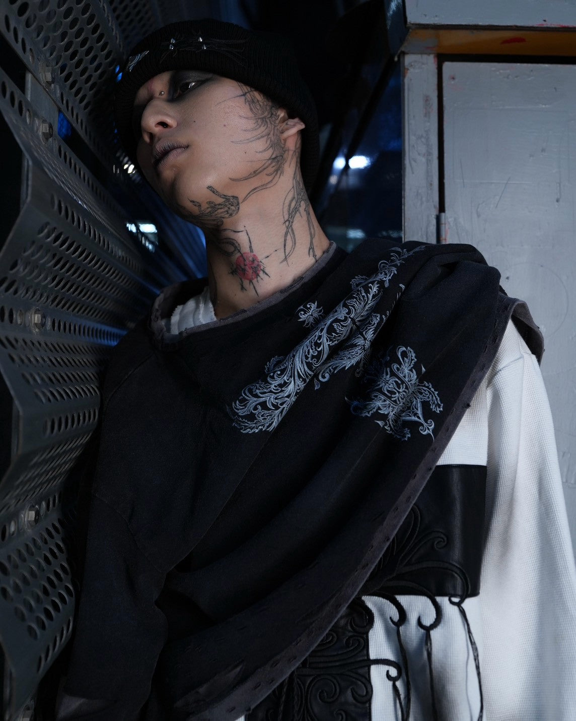 【DIG YOUR OWN GRAVE】TRIBAL CROSS LAYERED TOP