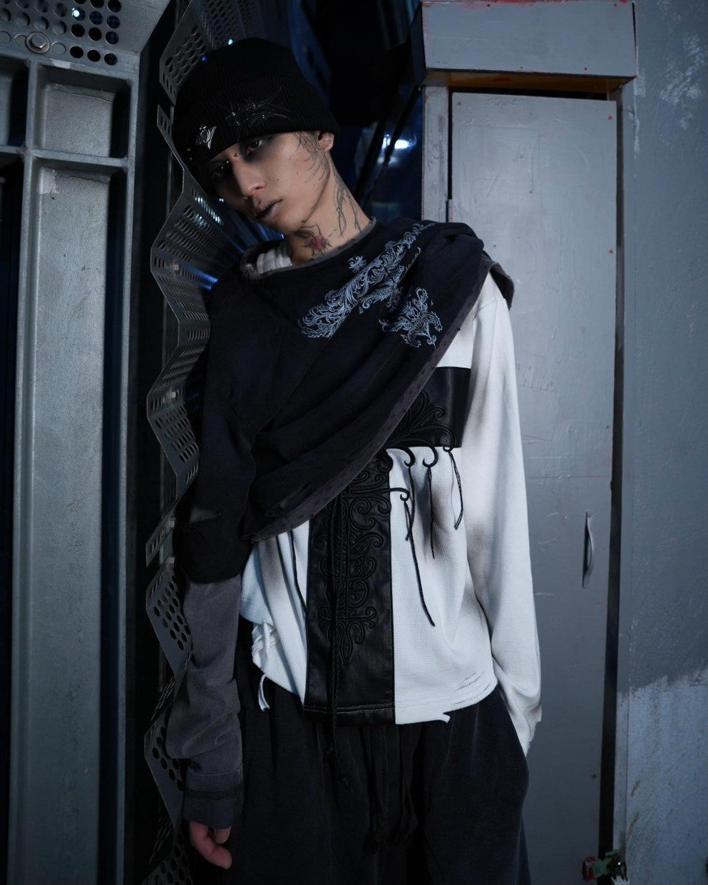 【DIG YOUR OWN GRAVE】TRIBAL CROSS LAYERED TOP