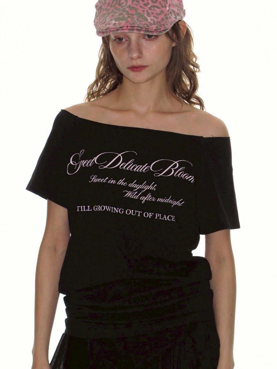 【CRANK】RAW-CUT LETTERING OFF-SHOULDER TOP