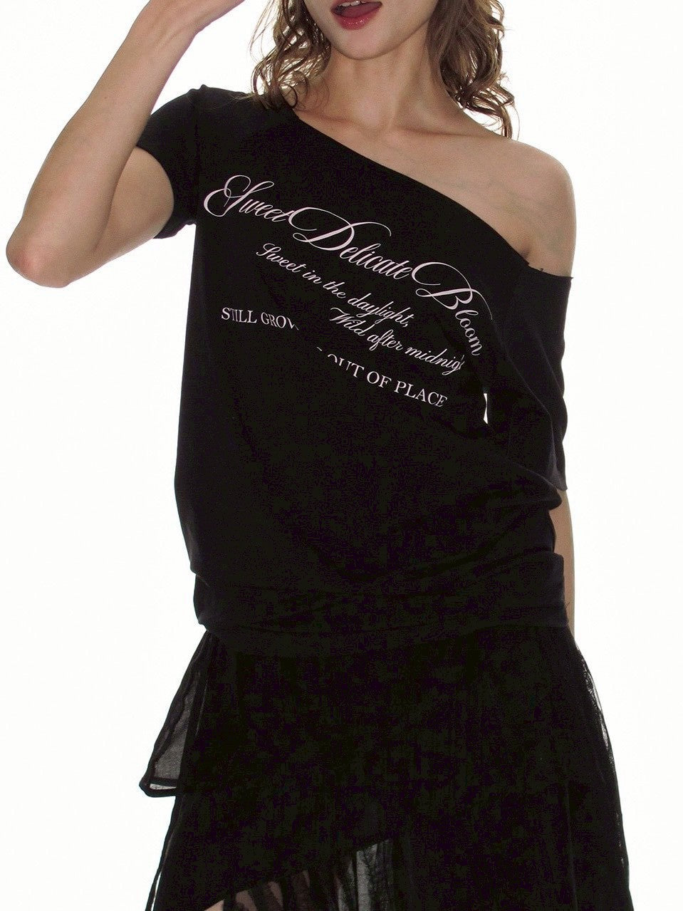 【CRANK】RAW-CUT LETTERING OFF-SHOULDER TOP