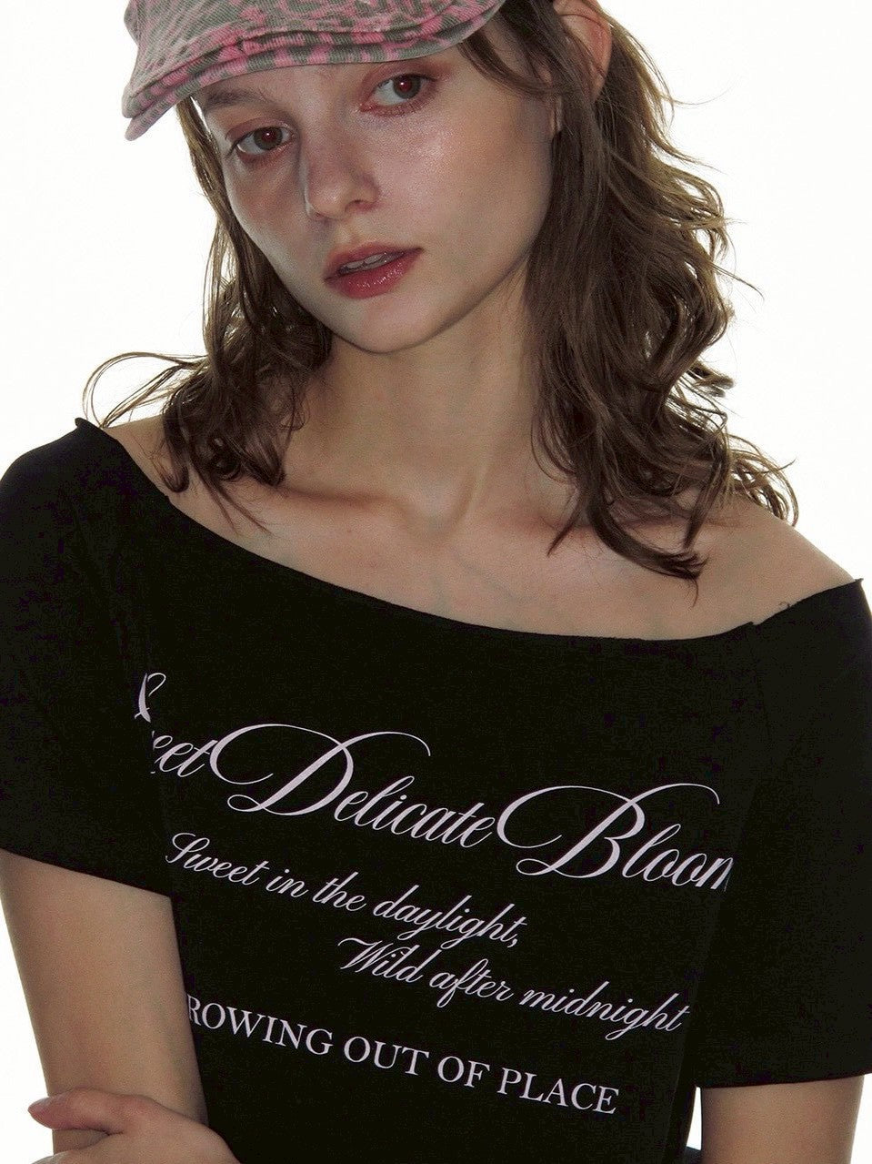 【CRANK】RAW-CUT LETTERING OFF-SHOULDER TOP