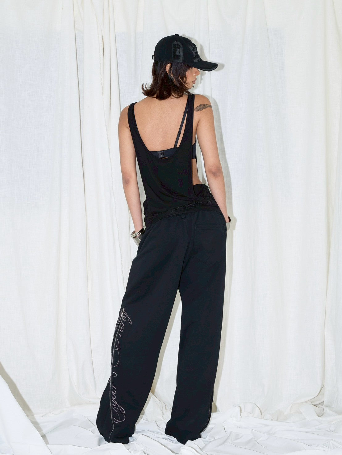 【EYEER】Script Logo Deep U-Neck Sleeveless