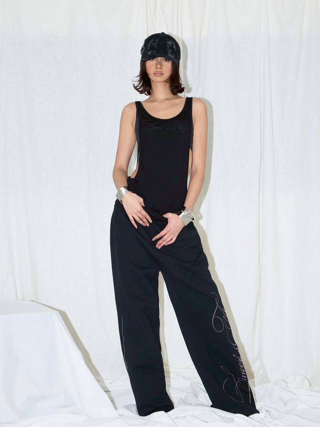 【EYEER】Script Logo Deep U-Neck Sleeveless