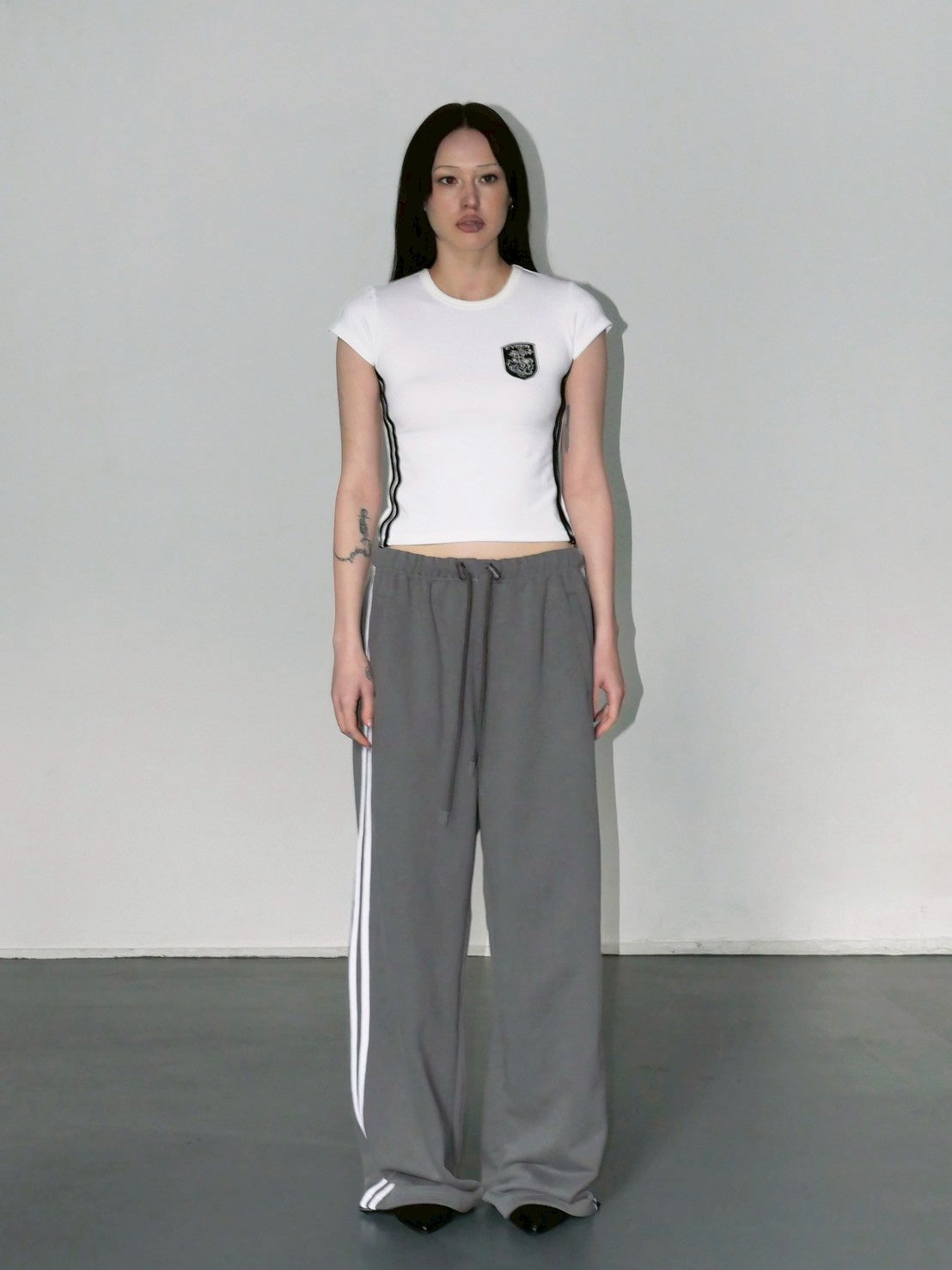【EYEER】Shield Logo Short Sleeve Top