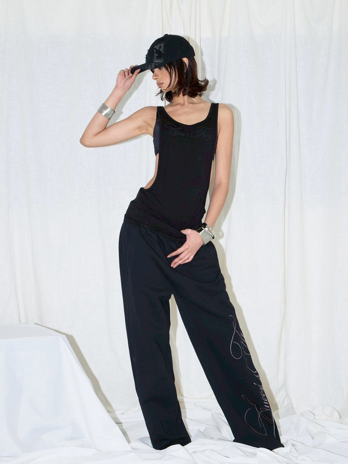 【EYEER】Script Logo Deep U-Neck Sleeveless