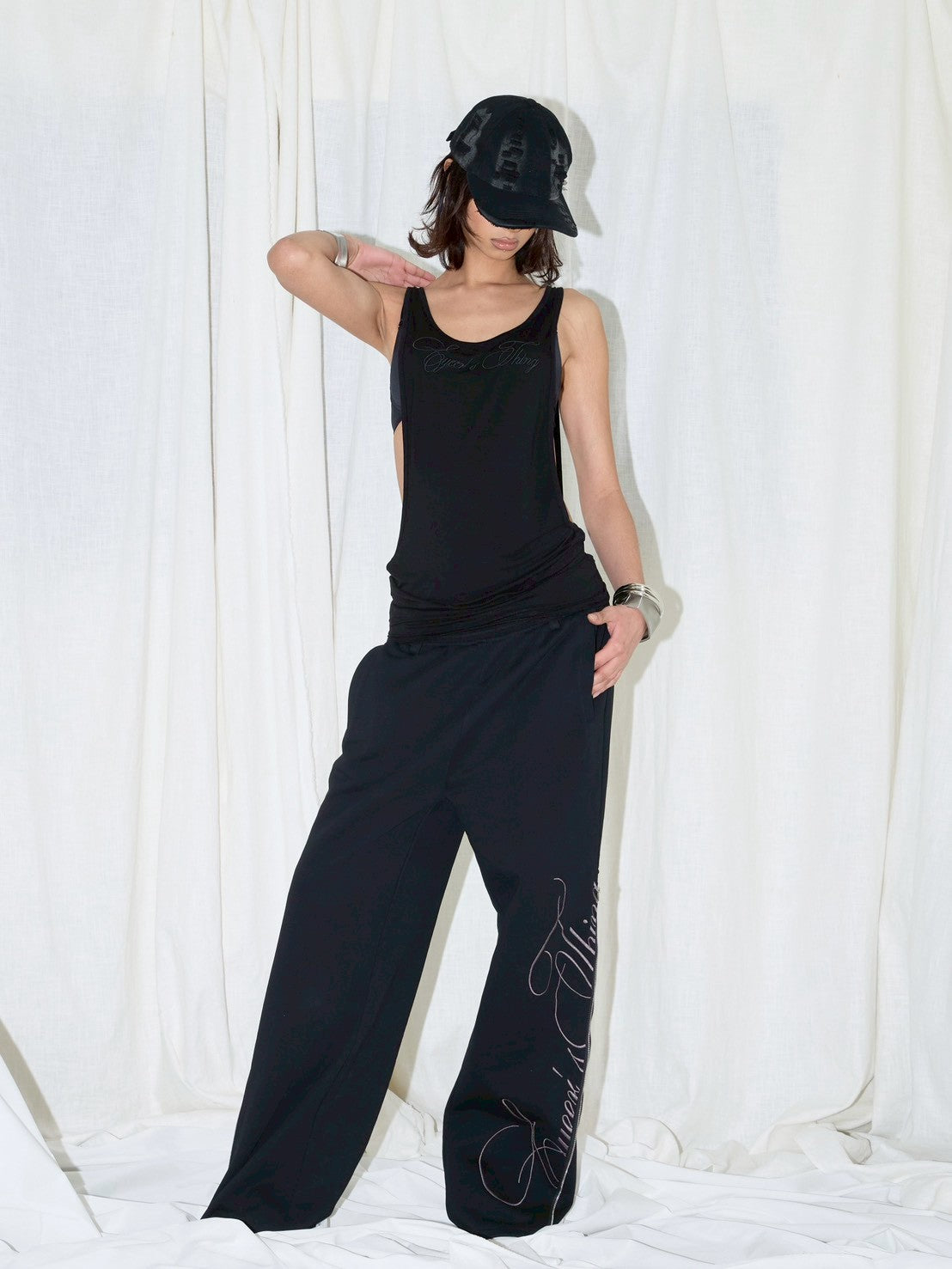 【EYEER】Script Logo Deep U-Neck Sleeveless
