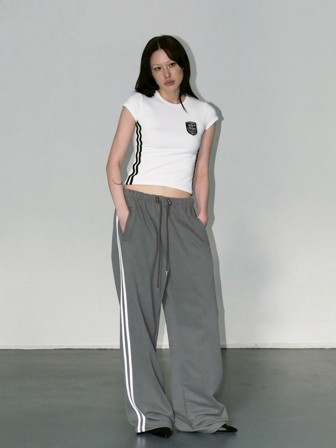 【EYEER】Shield Logo Short Sleeve Top