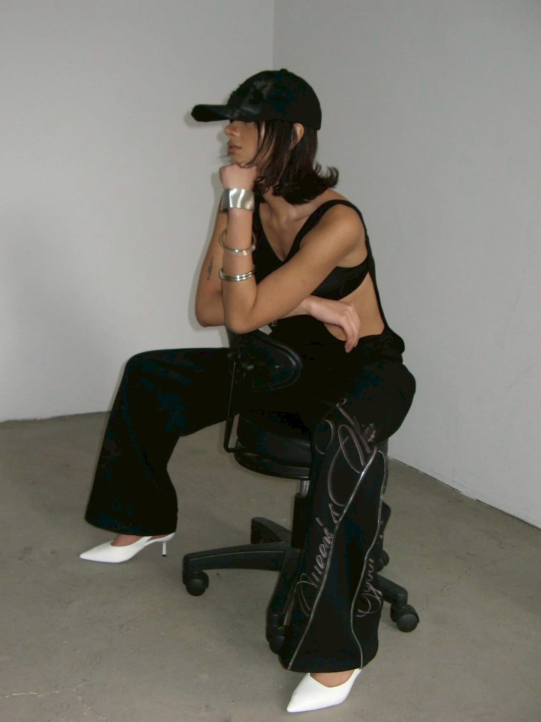 【EYEER】Script Logo Deep U-Neck Sleeveless