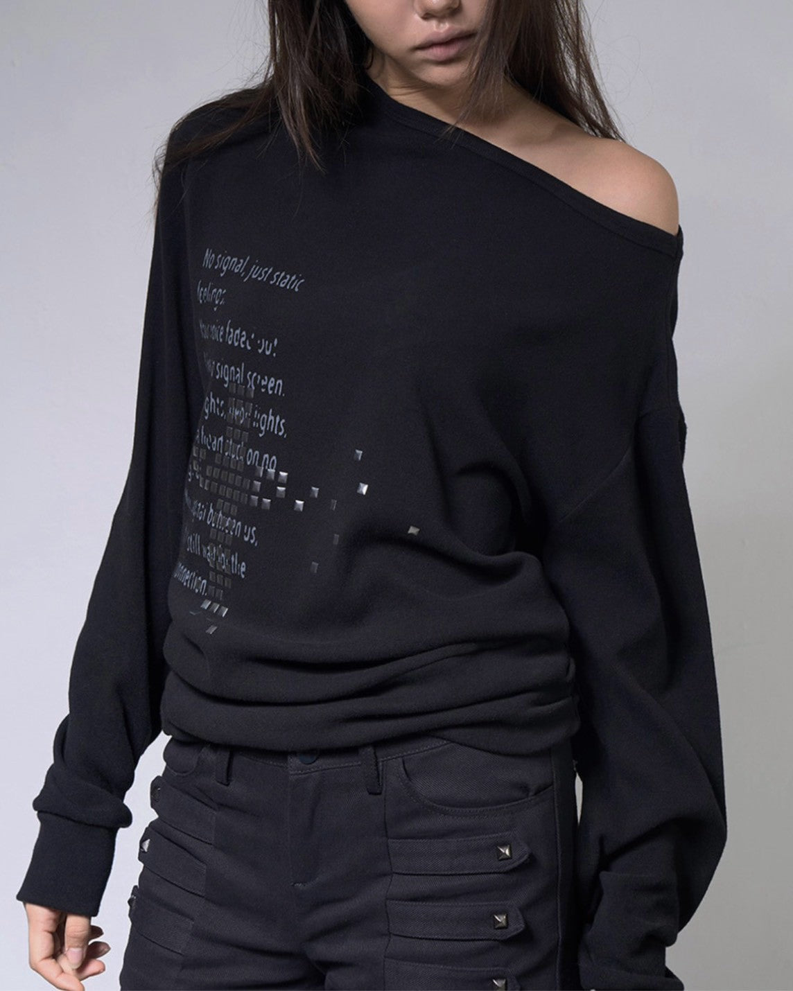 【FANCY CLUB】PIXEL CROSS ONE-SHOULDER SWEATSHIRT