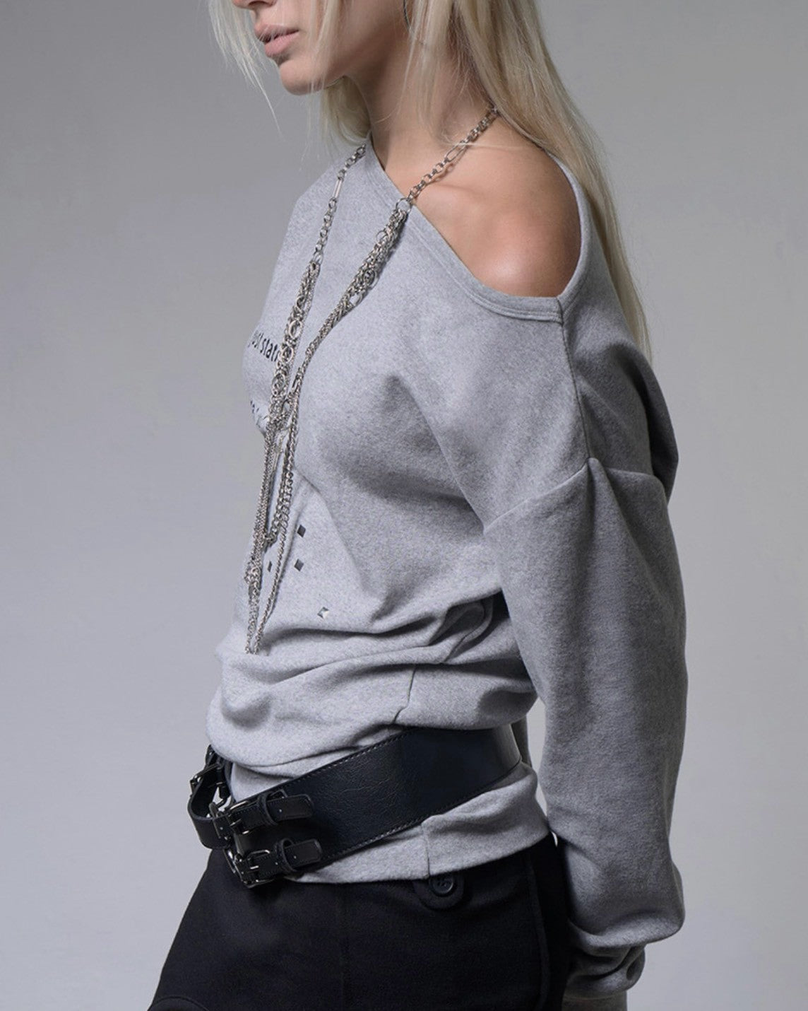 【FANCY CLUB】PIXEL CROSS ONE-SHOULDER SWEATSHIRT