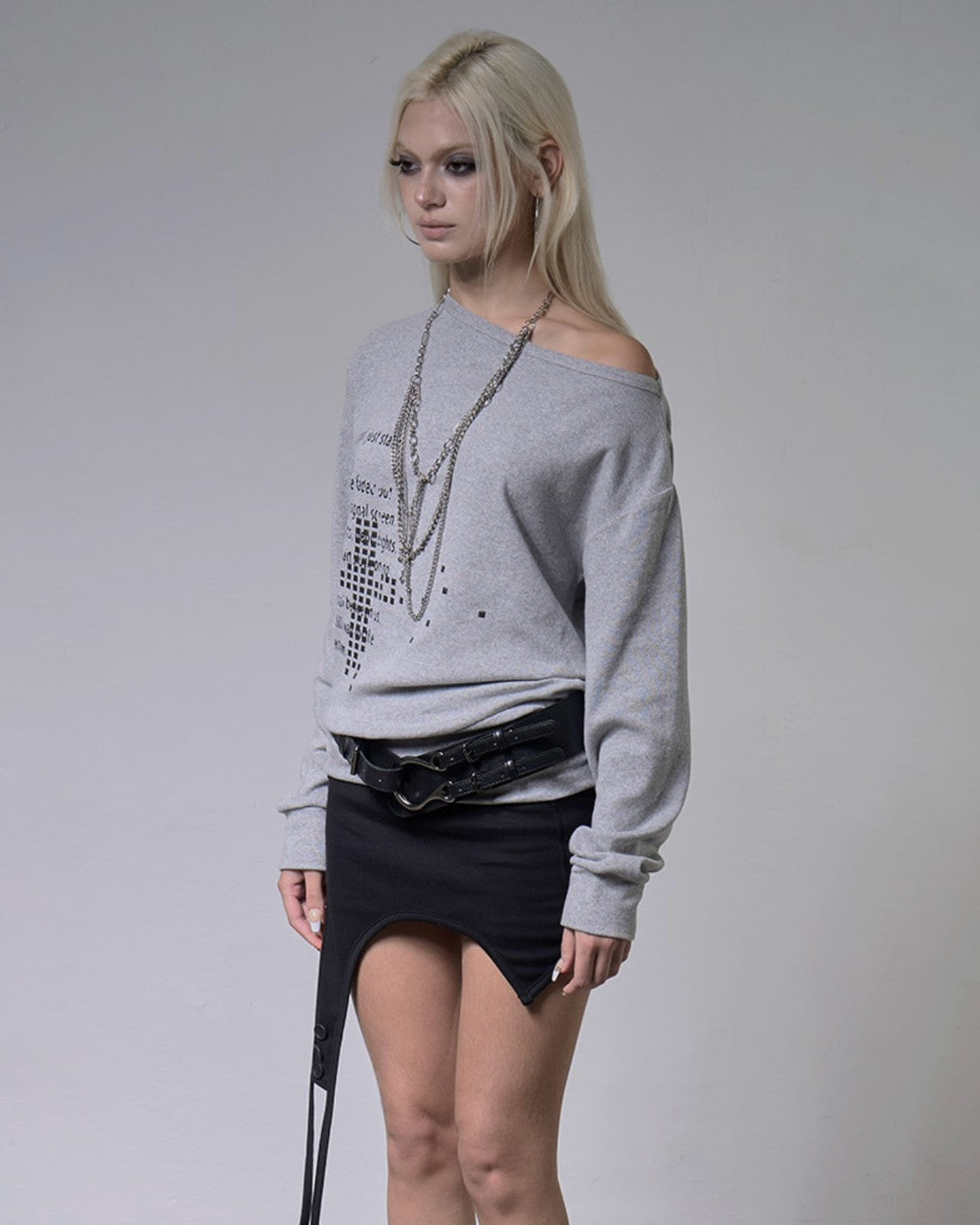 【FANCY CLUB】PIXEL CROSS ONE-SHOULDER SWEATSHIRT