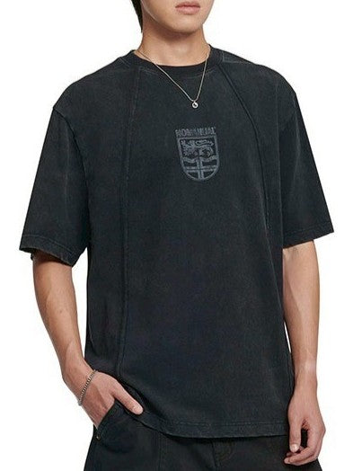 【NOMANUAL】DUAL SLASH EMBLEM T-SHIRT