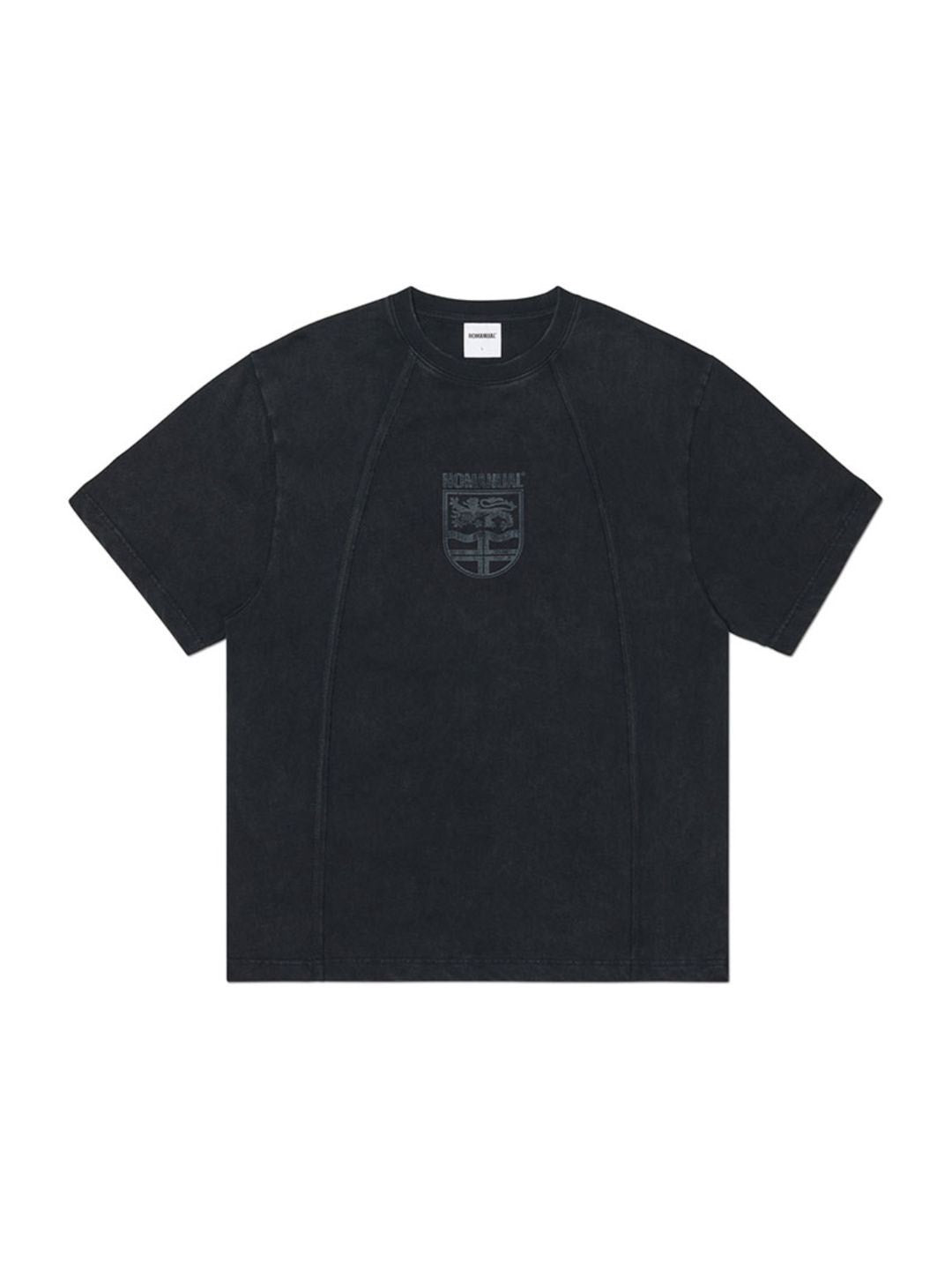 【NOMANUAL】DUAL SLASH EMBLEM T-SHIRT