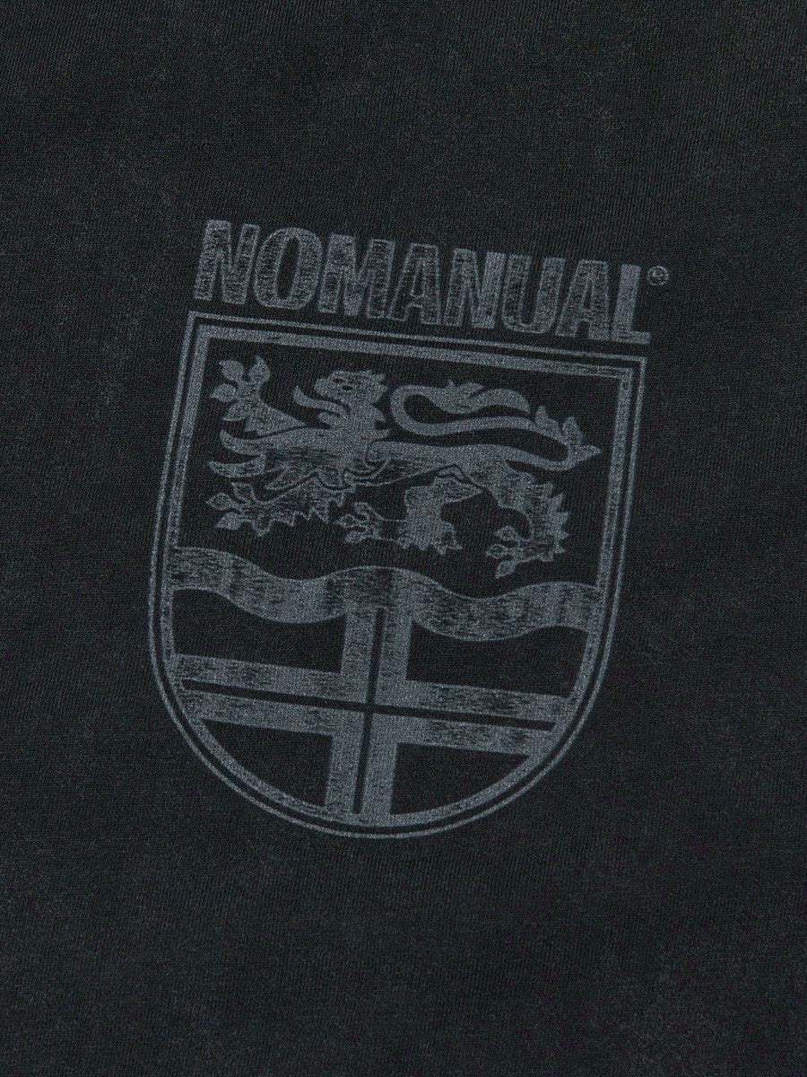 【NOMANUAL】DUAL SLASH EMBLEM T-SHIRT