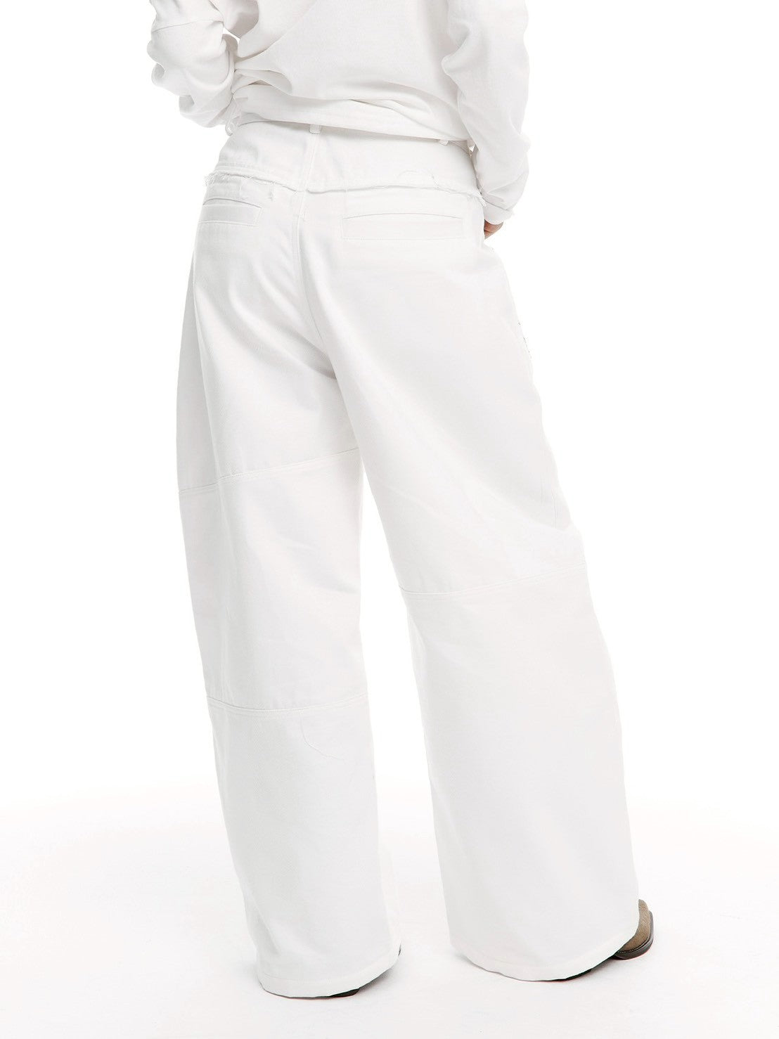 【ROUGH NECK】
Backflare Curved Pants