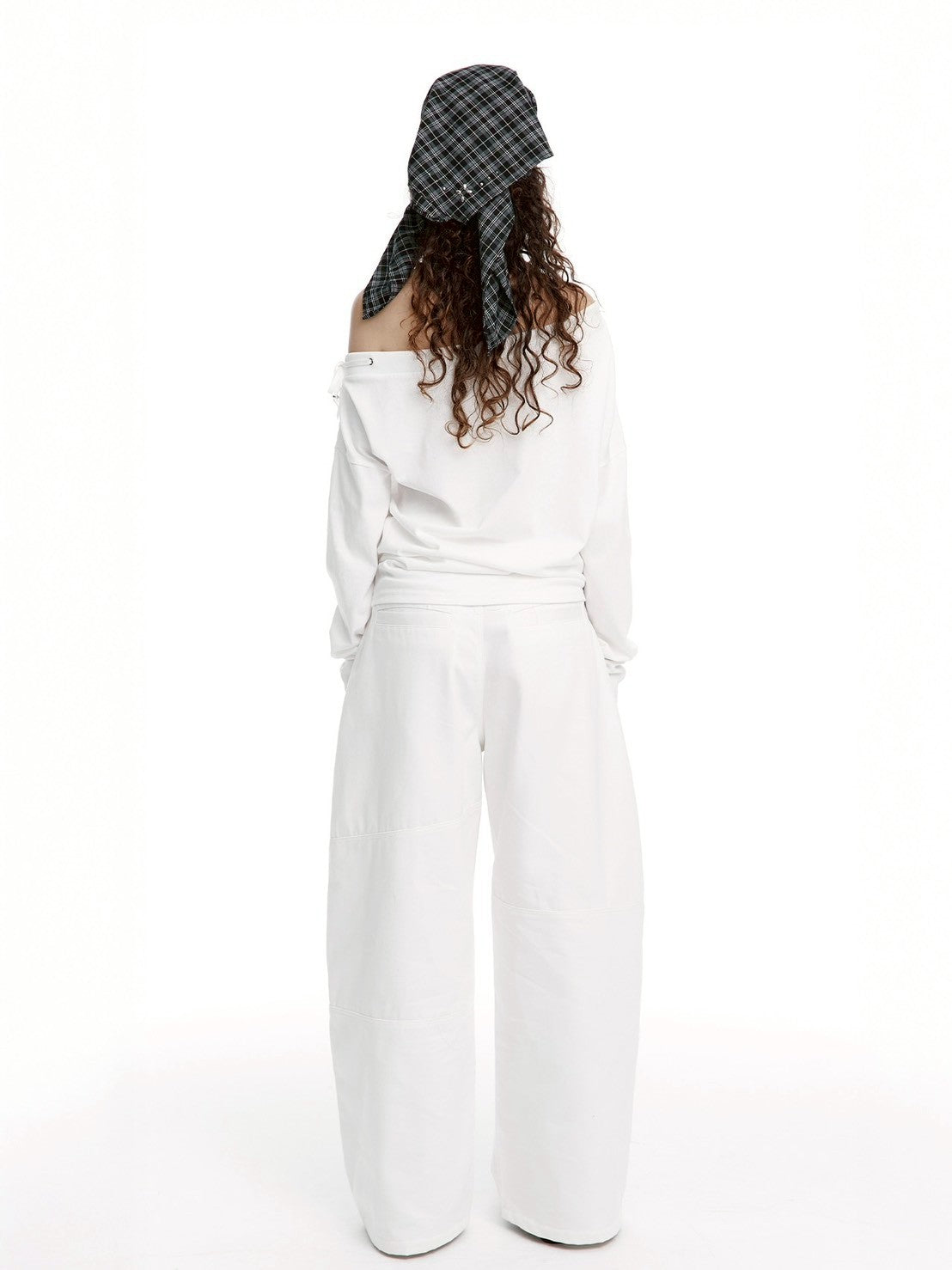 【ROUGH NECK】
Backflare Curved Pants